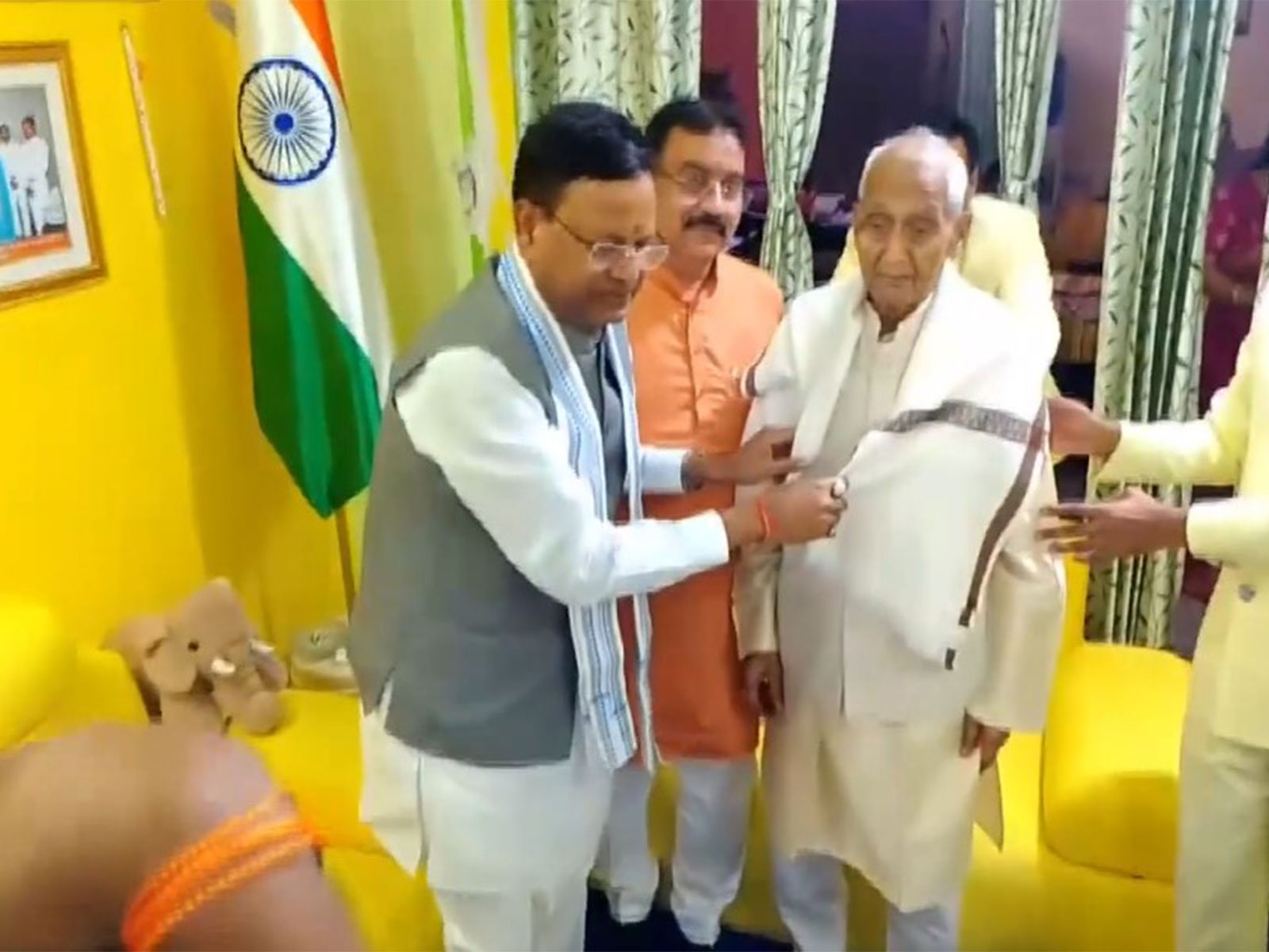 UP BJP chief Pankaj Chaudhary pays courtesy visit to Dr Ram Manohar Lohia's family (Photo/ANI)