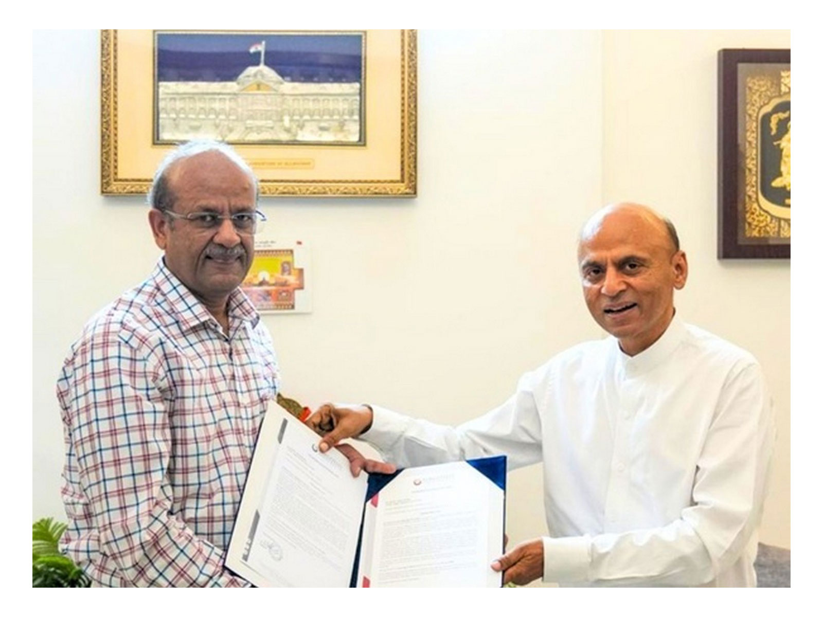 Suneel Galgotia (Right) welcomes Honโble Justice Rajesh Bindal as Honorary Distinguished Jurist at the School of Law, Galgotias University Suneel Galgotia (Right) welcomes Honโble Justice Rajesh Bindal as Honorary Distinguished Jurist at the School of Law, Galgotias University