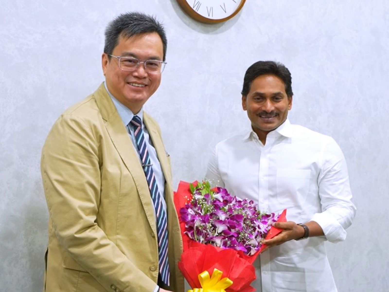 Singapore Consul General in Chennai Edgar Pang Te Chiang with YSR Congress Party President YS Jagan Mohan Reddy (Photo/YSRCP) Singapore Consul General in Chennai Edgar Pang Te Chiang with YSR Congress Party President YS Jagan Mohan Reddy (Photo/YSRCP)