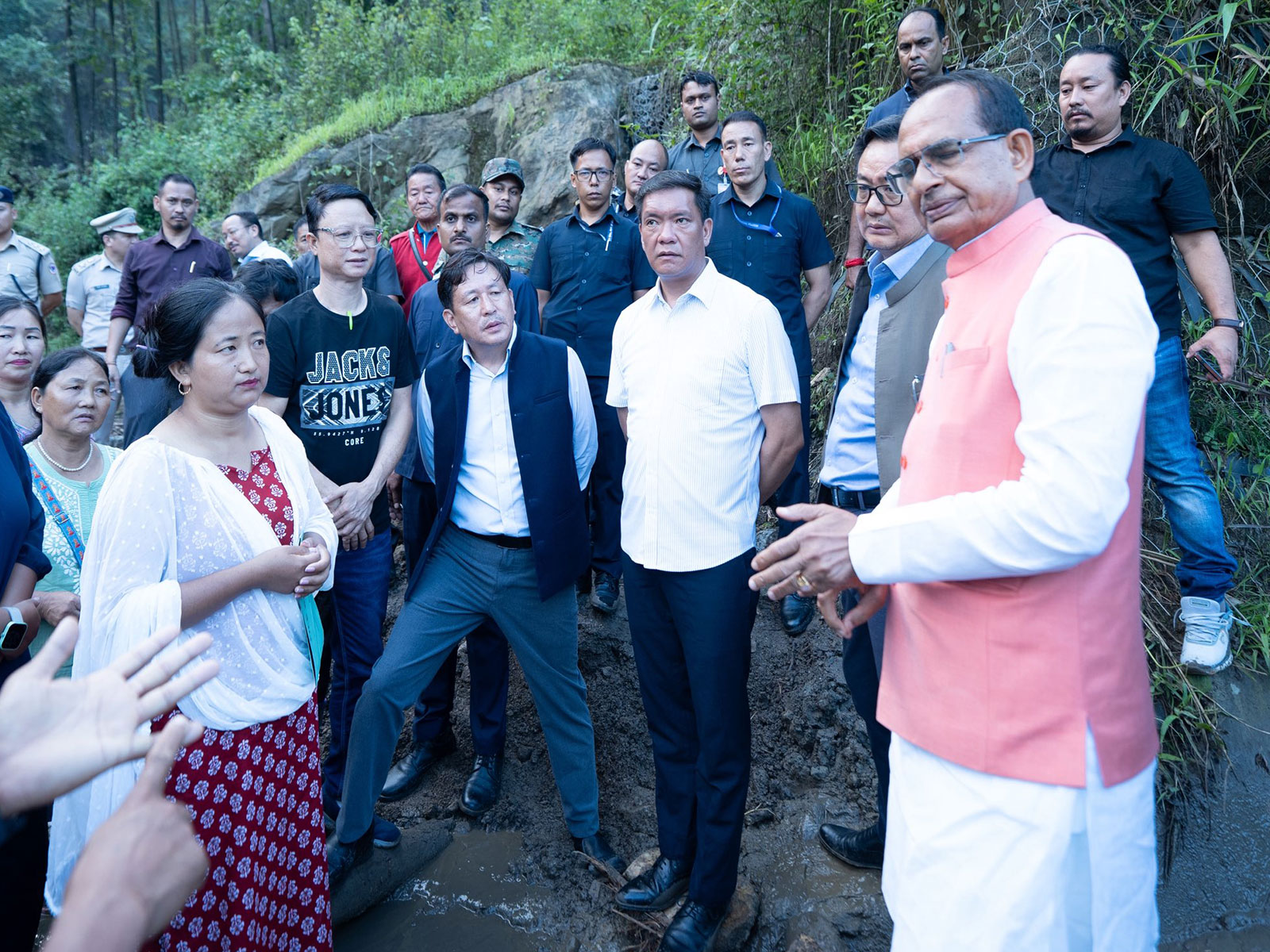 Union Ministers Shivraj Singh Chouhan and Kiren Rijiju with Arunachal Pradesh CM Pema Khandu visit flood-hit Keyi Panyor (Photo/@PemaKhanduBJP) Union Ministers Shivraj Singh Chouhan and Kiren Rijiju with Arunachal Pradesh CM Pema Khandu visit flood-hit Keyi Panyor (Photo/@PemaKhanduBJP)