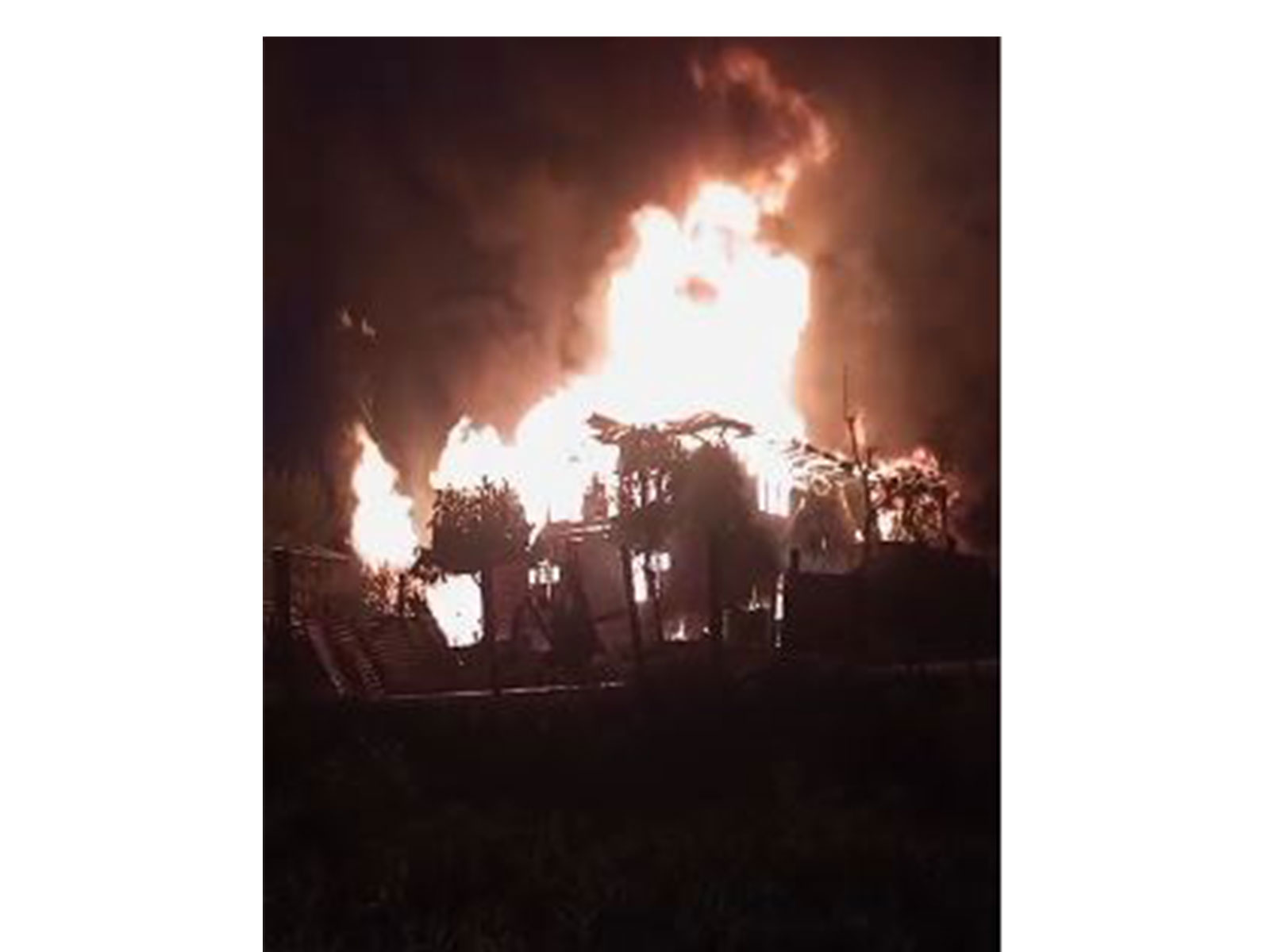 Fire engulfed in Krumhoora village (Photo/ Fire and Emergency Department Kashmir))