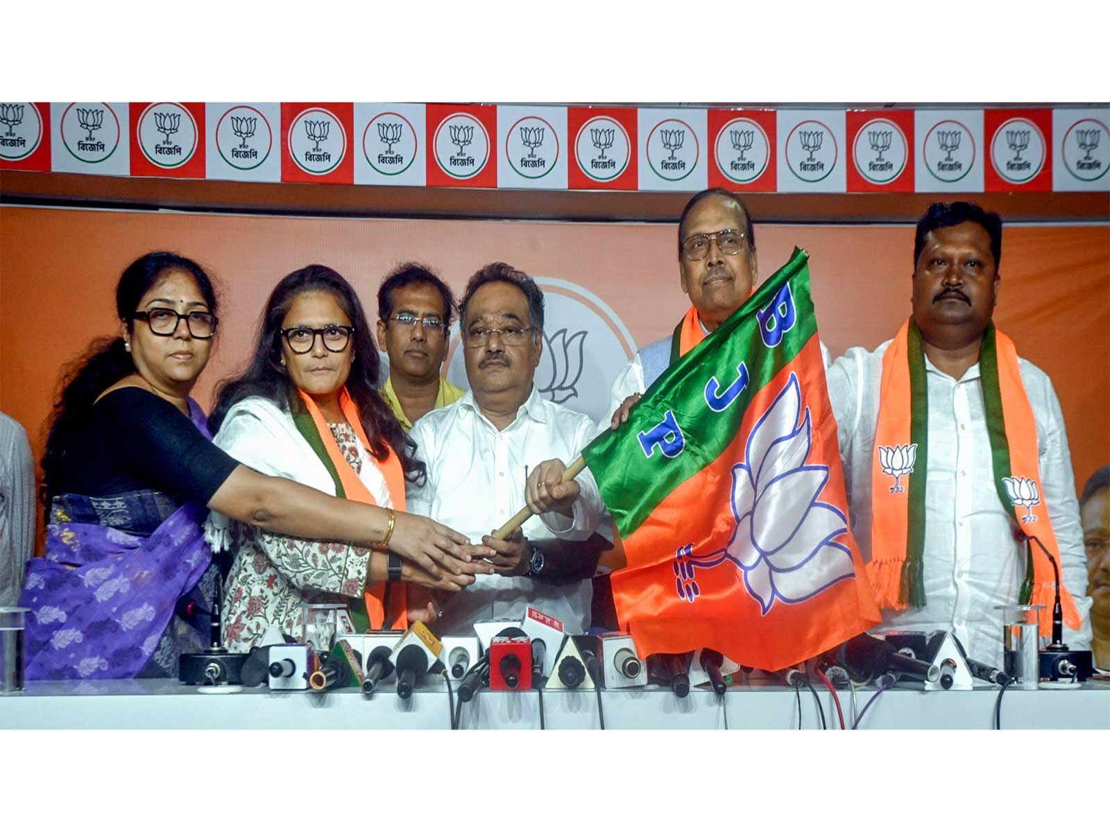 Former TMC MPs Sushmita Dev, Sukhendu Sekhar Roy, and Prakash Chik Baraik join BJP (Photo/ANI) Former TMC MPs Sushmita Dev, Sukhendu Sekhar Roy, and Prakash Chik Baraik join BJP (Photo/ANI)