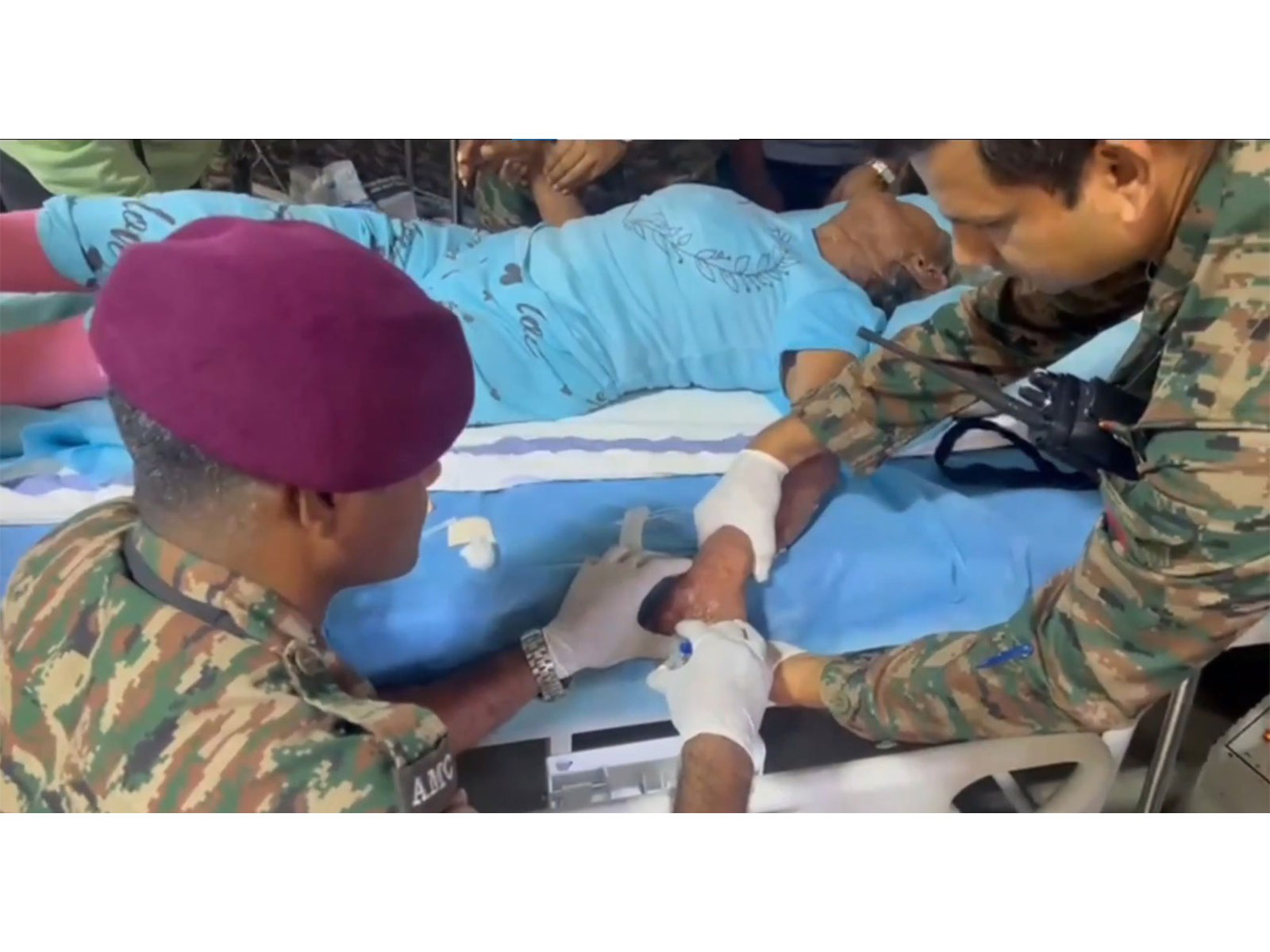 Indian Army rescued a 79-year-old woman (Photo: @adgpi)