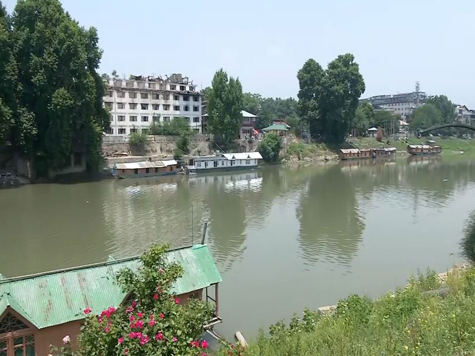 Heat wave continues in Kashmir Valley (Photo/ANI)