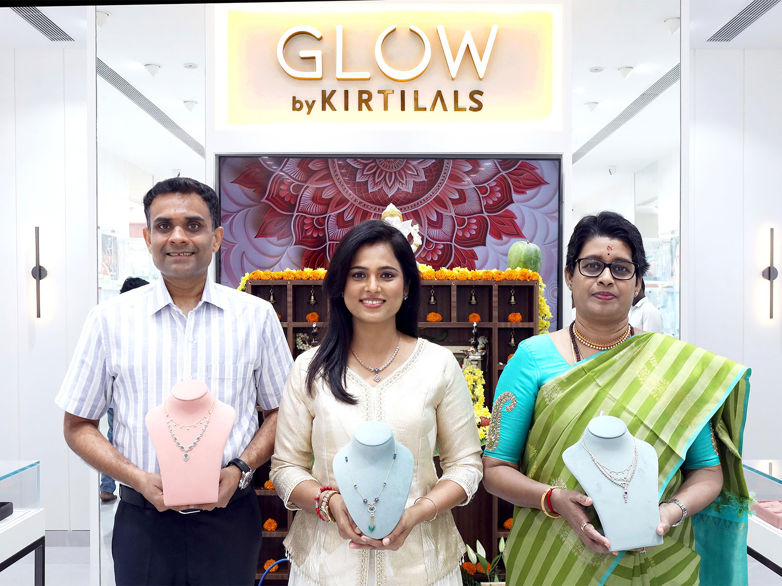 Suraj Shantakumar, Director – Business Strategy, Kirtilals; actress Ramya Pandian; and Ms. Hamsapriya, Channel Partner, Glow Adyar, at the inauguration ceremony