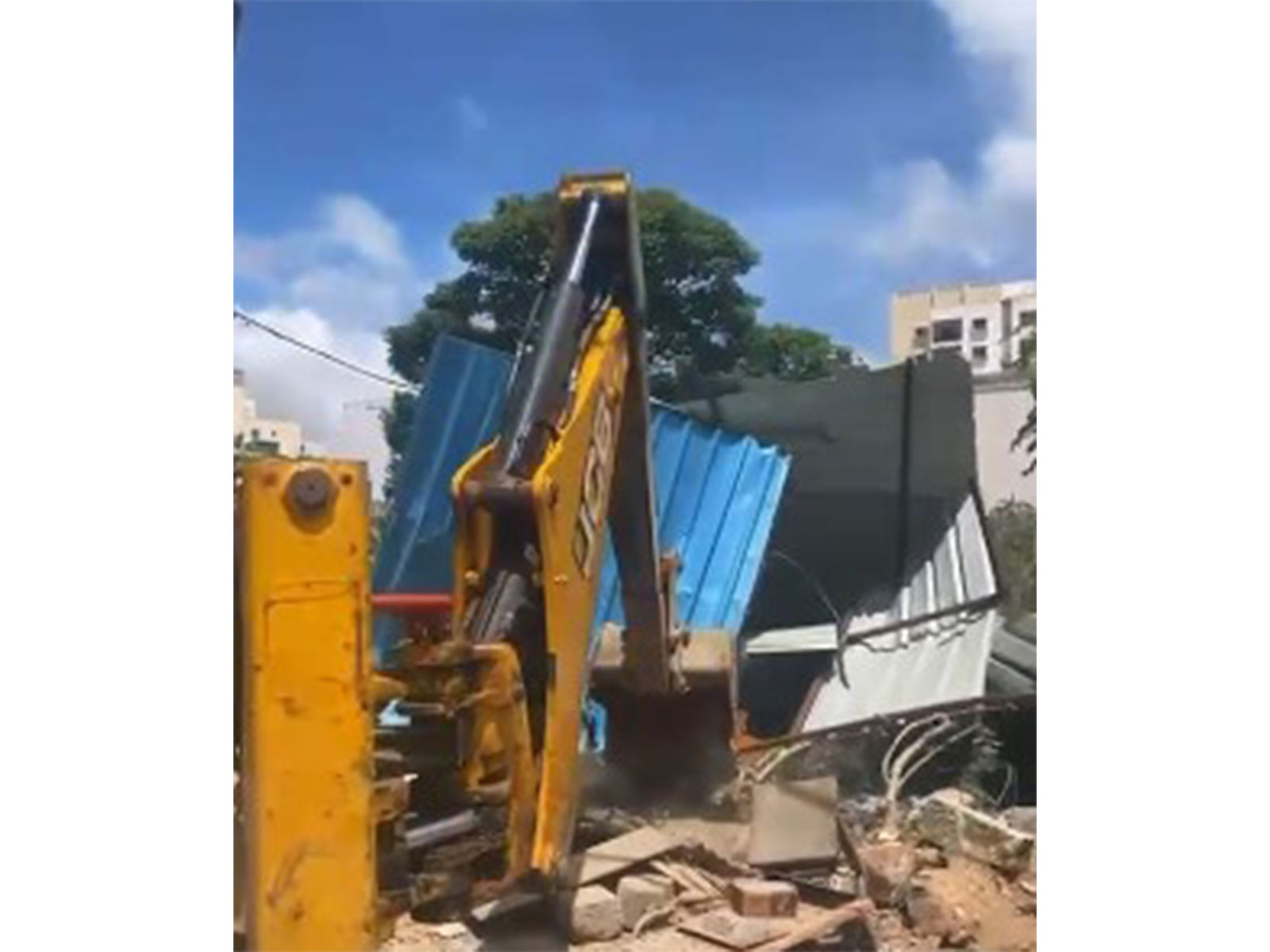 Clearing illegally occupied footpaths (Photo/ANI) Clearing illegally occupied footpaths (Photo/ANI)