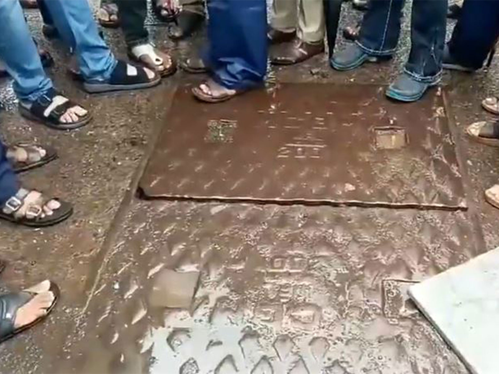 A view of the manhole in Sakinaka where a pedestrian accidentally fell (Photo/ANI) A view of the manhole in Sakinaka where a pedestrian accidentally fell (Photo/ANI)
