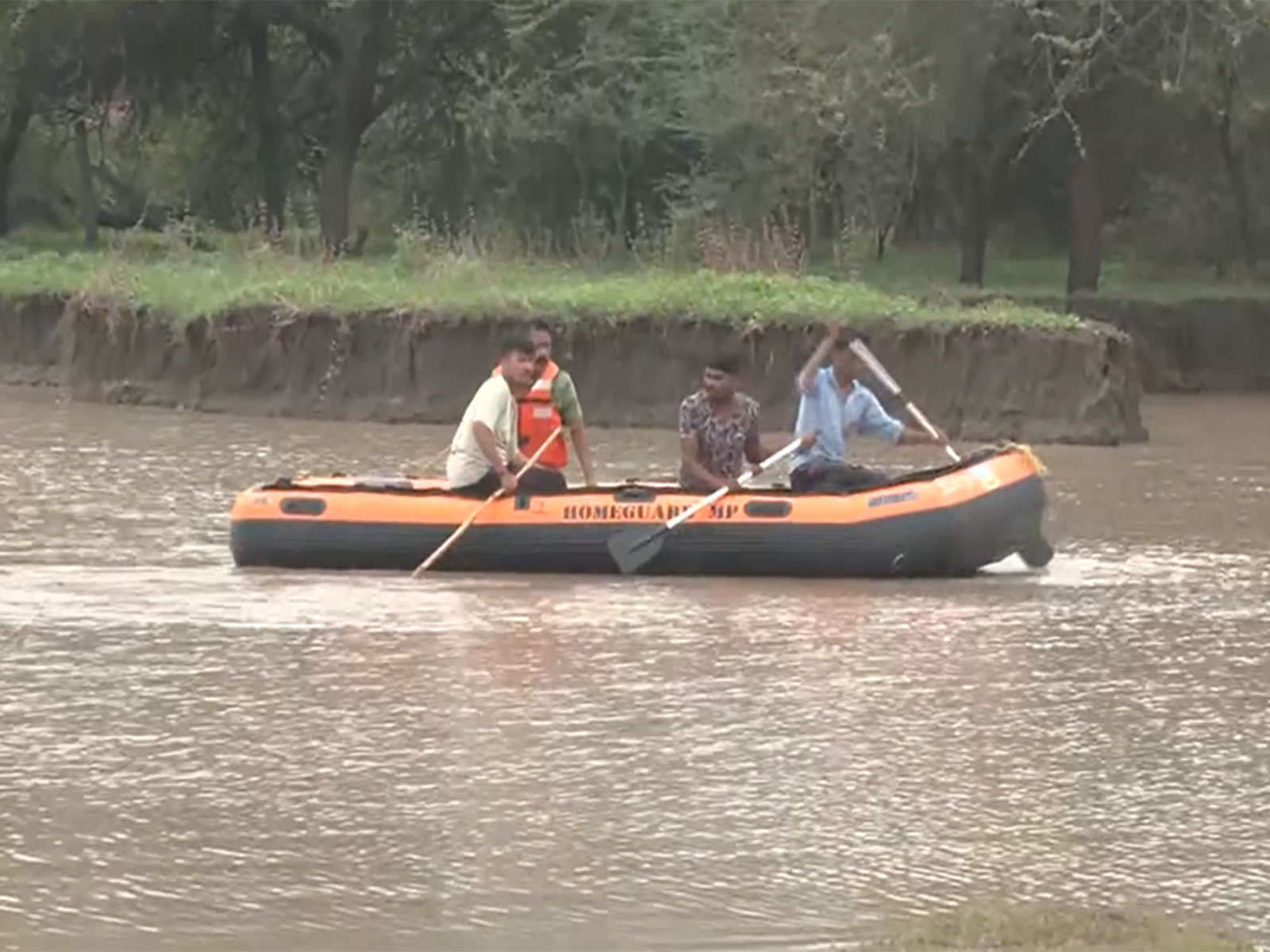 SDERF continues search operation (Photo/ANI)