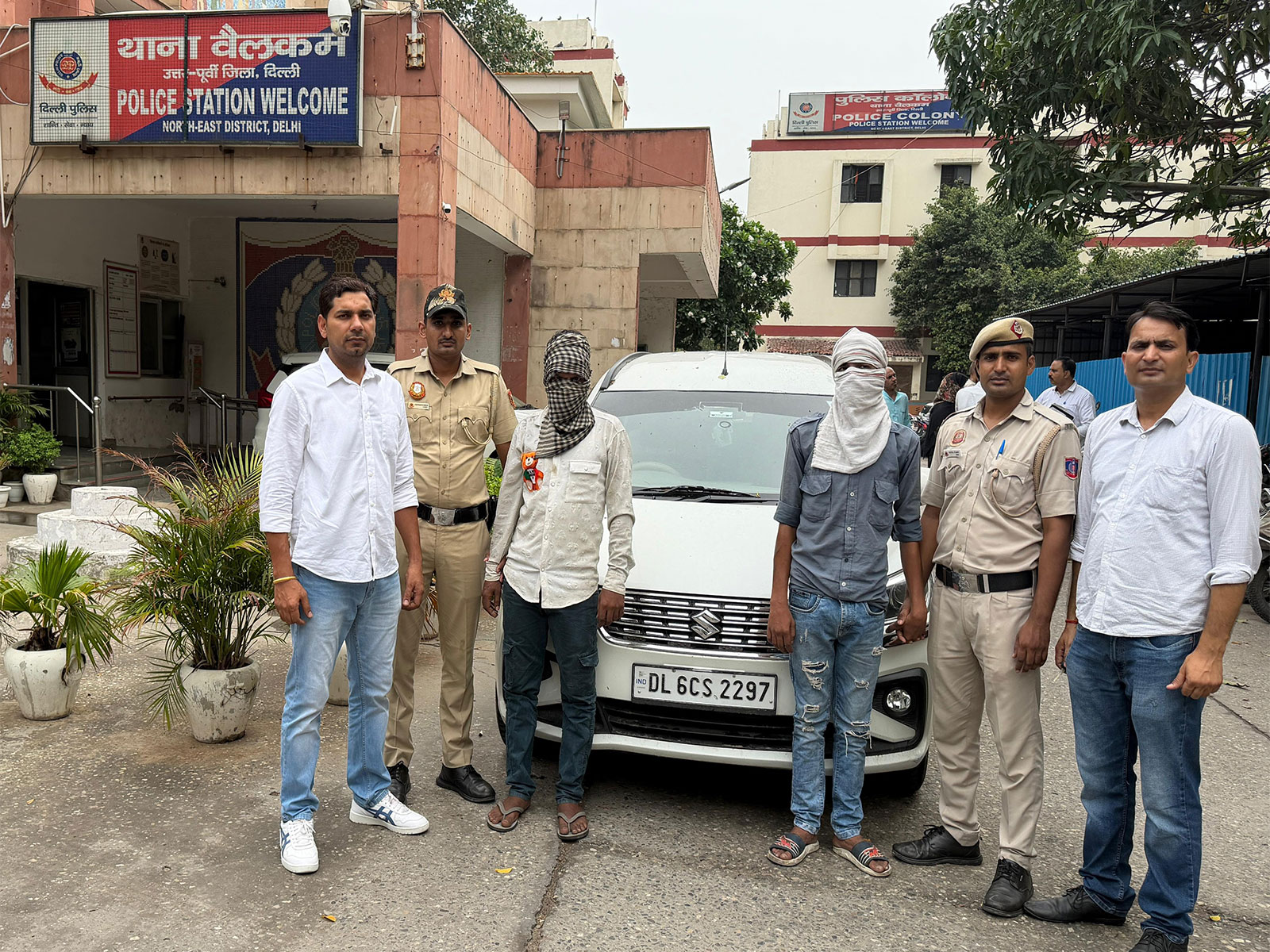 Delhi Police with the accused arrested in robbery case (Photo/ANI) Delhi Police with the accused arrested in robbery case (Photo/ANI)