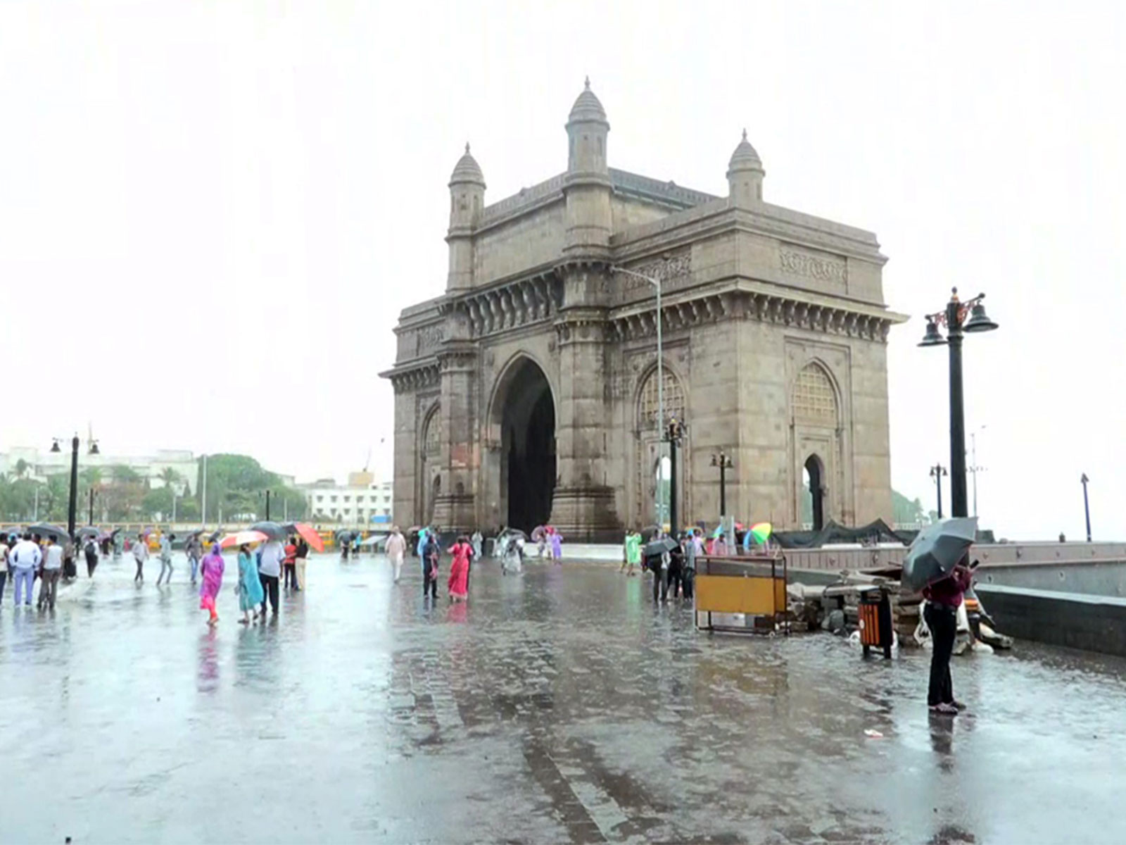 Rain lashes in parts of Mumbai (Photo/ANI)