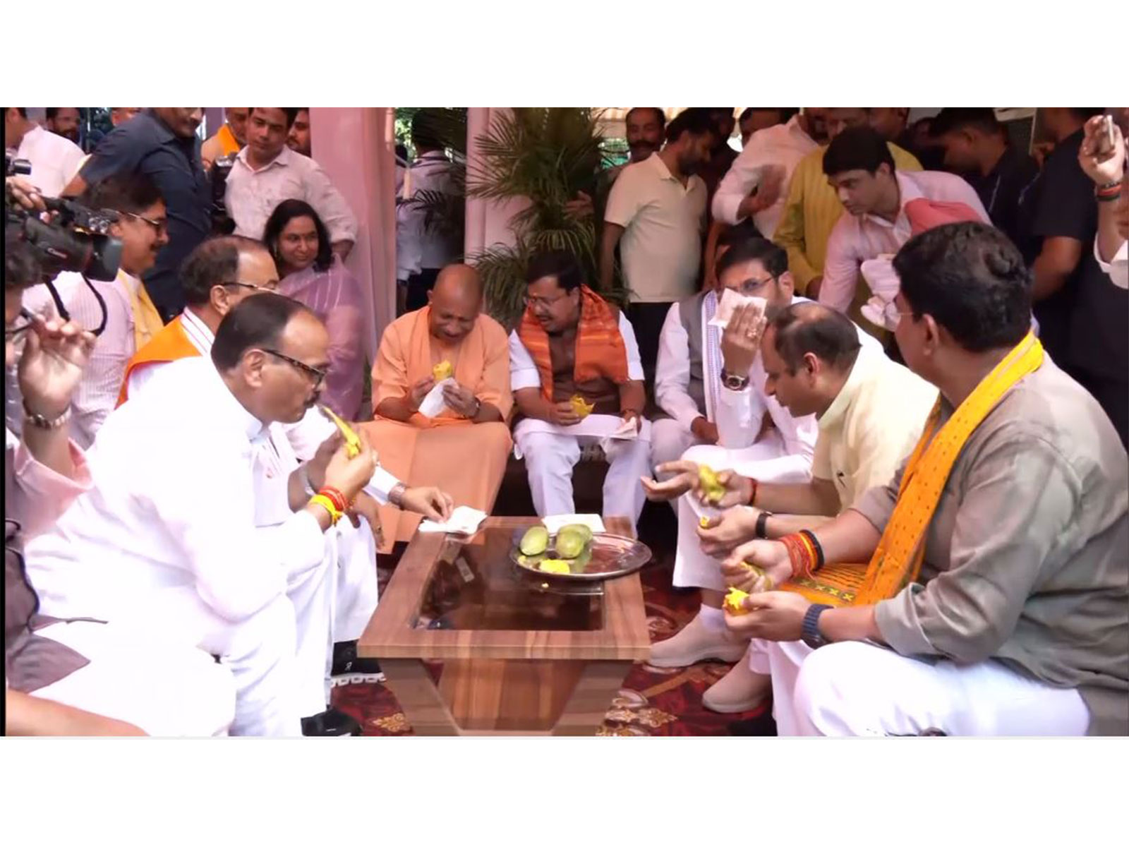 BJP leaders enjoying mangoes at Deputy CM Brijesh Pathak's residence in Lucknow. (Photo/ANI) BJP leaders enjoying mangoes at Deputy CM Brijesh Pathak's residence in Lucknow. (Photo/ANI)