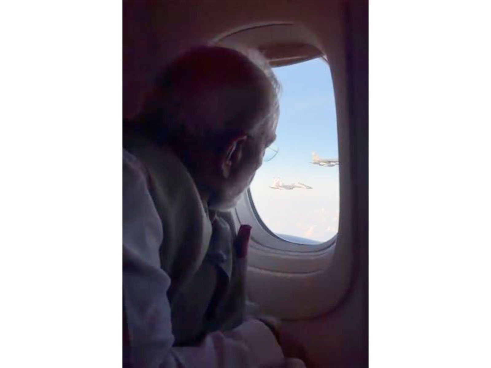 PM Modi's plane accompanied by Indonesian fighter planes (Photo/DD) PM Modi's plane accompanied by Indonesian fighter planes (Photo/DD)