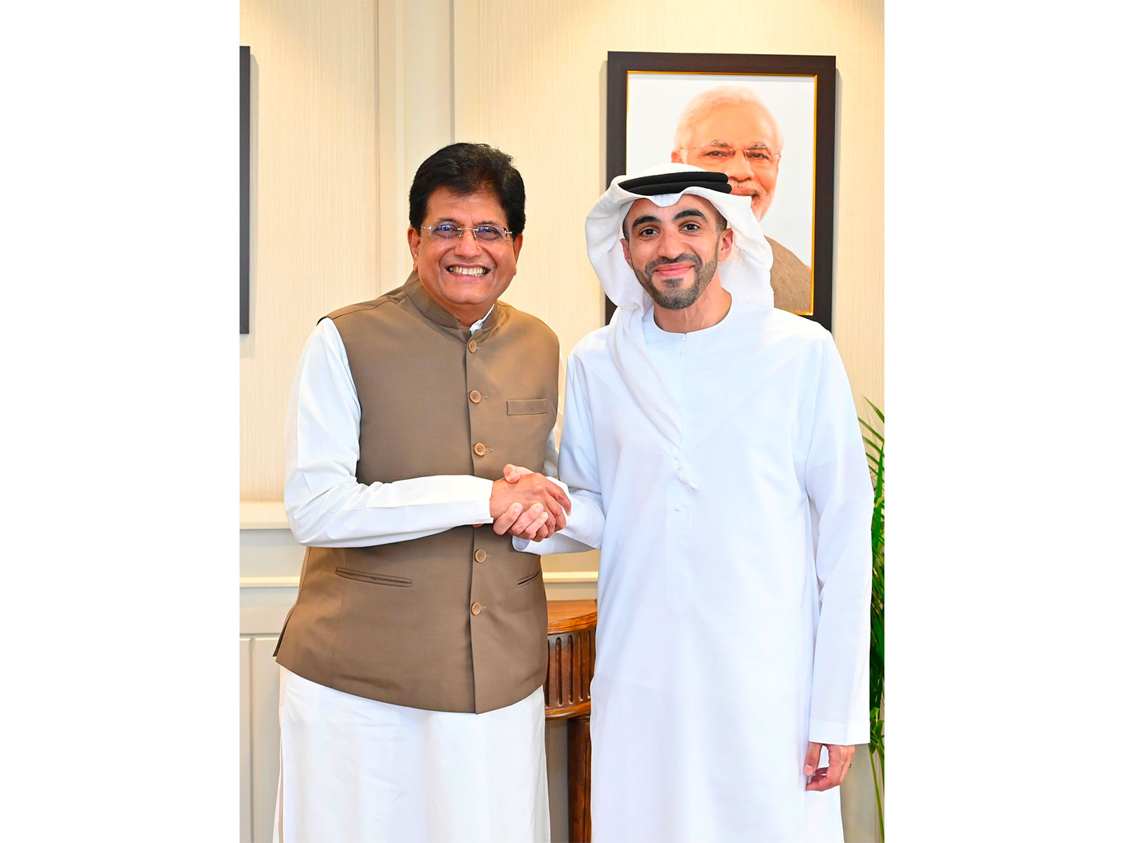 Piyush Goyal with  Abdulnasser Alshaali (Photo/@PiyusgGoyalOffice)