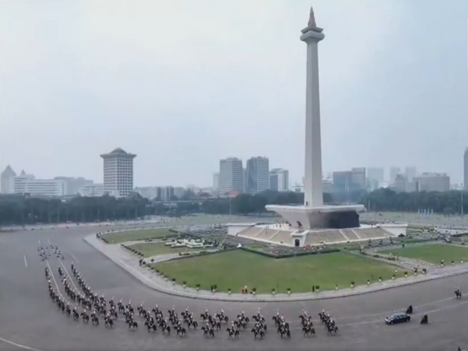 Prime Minister Narendra Modi receives a ceremonial welcome upon his arrival in Jakarta, Indonesia, during his official state visit. (Photo/ANI) Prime Minister Narendra Modi receives a ceremonial welcome upon his arrival in Jakarta, Indonesia, during his official state visit. (Photo/ANI)
