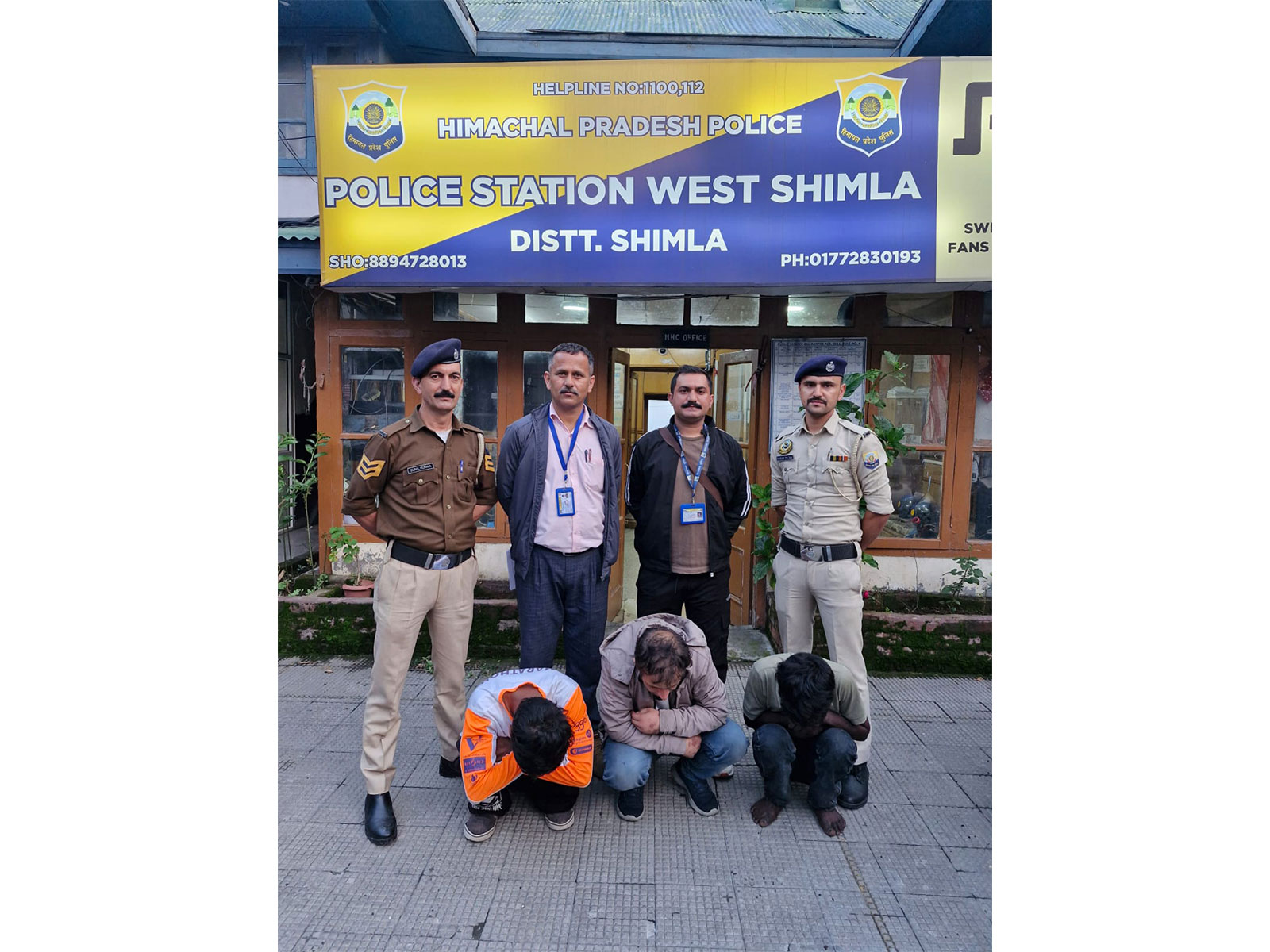 Shimla Police with accused (Photo/ANI)