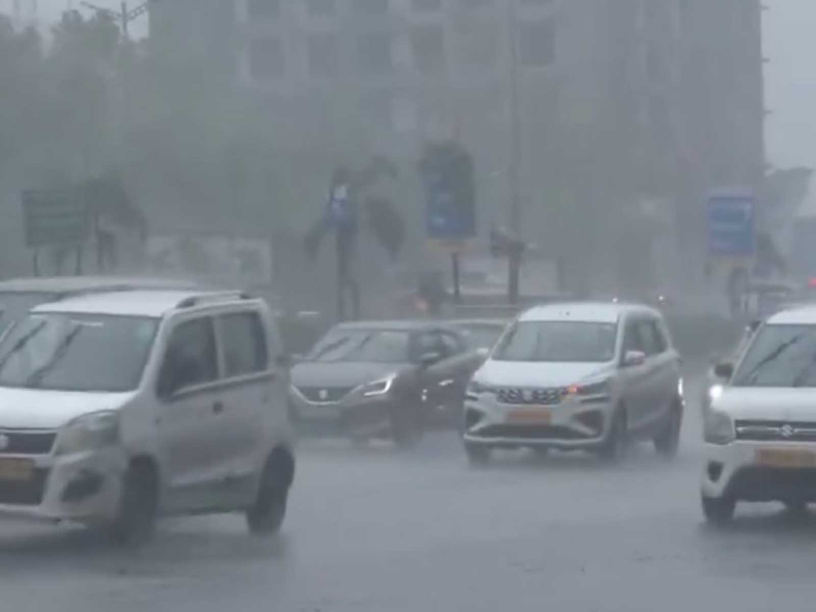 Heavy rain lashes Mumbai (Photo/ANI) Heavy rain lashes Mumbai (Photo/ANI)