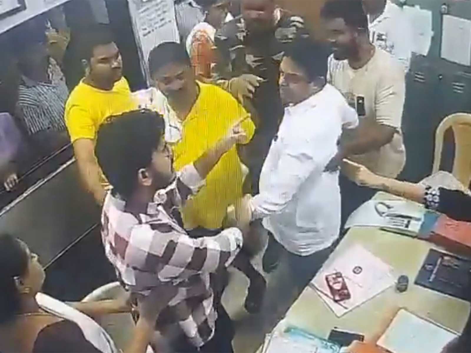 Sena Corporator Ramesh Mhatre assaults staff at KDMC hospital (Photo/@INCHarshsapkal)