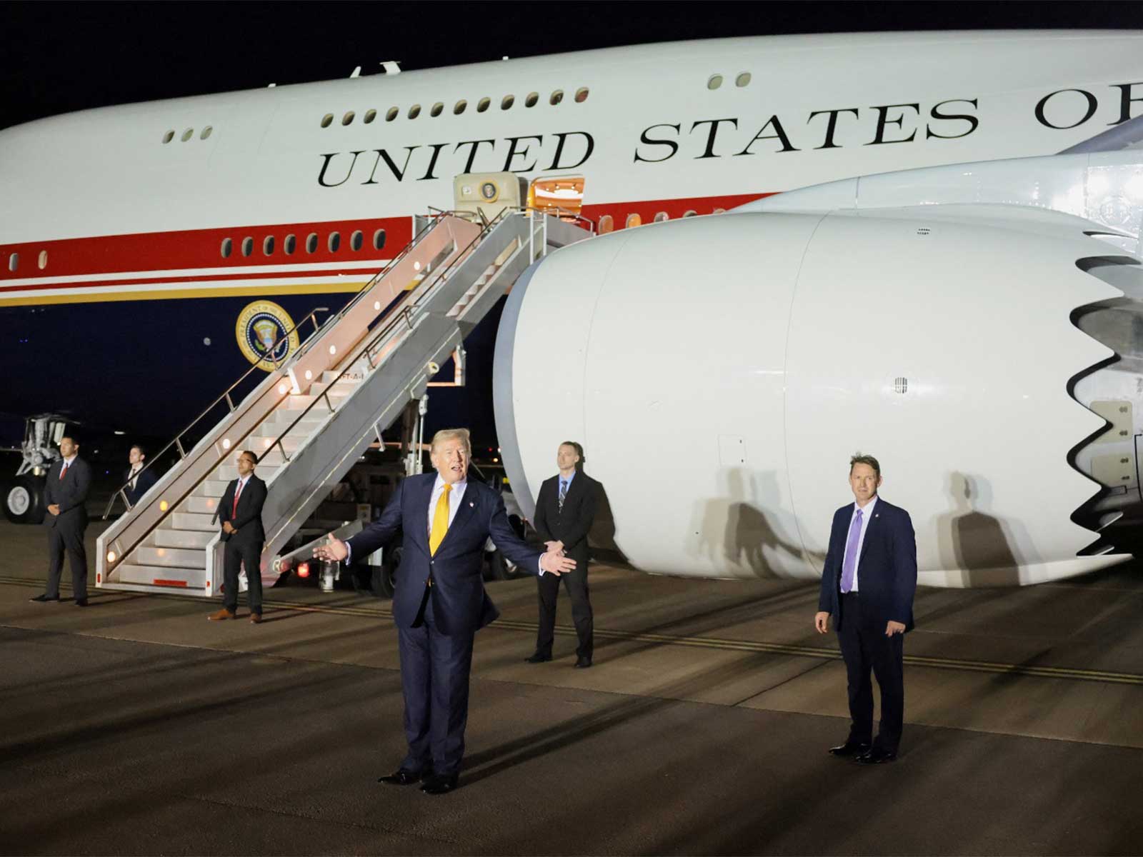 US President Donald Trump gestures during a stop to switch to the Qatari-gifted Air Force One after arriving on one of the older planes operating as Air Force One, to return to Washington after his participation in a NATO leaders summit in Turkey, at RAF Mildenhall, in Suffolk, Britain (Photo/Reuters) US President Donald Trump gestures during a stop to switch to the Qatari-gifted Air Force One after arriving on one of the older planes operating as Air Force One, to return to Washington after his participation in a NATO leaders summit in Turkey, at RAF Mildenhall, in Suffolk, Britain (Photo/Reuters)