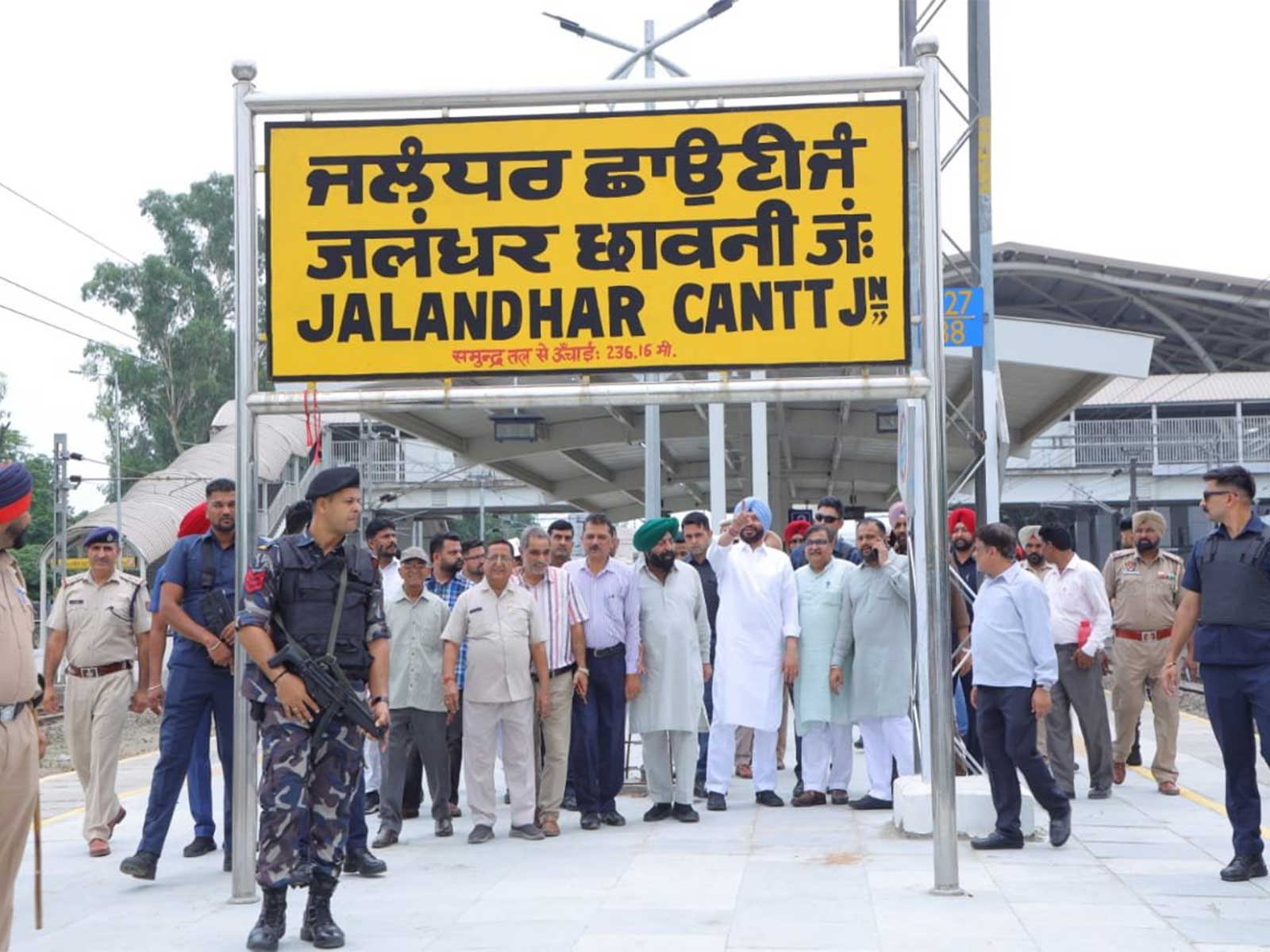 Union Minister Ravneet Singh inspects redeveloped Jalandhar Cantonment Railway Station (Photo/@RavneetBittu)