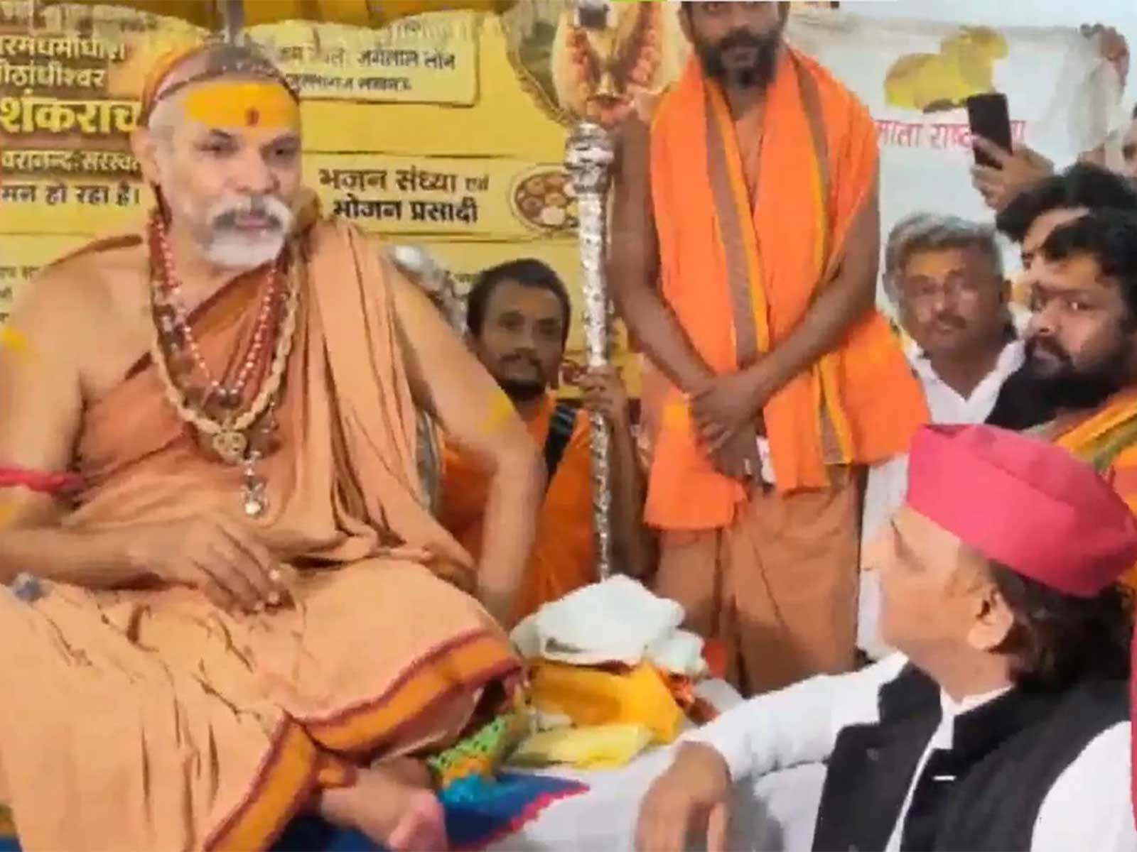 SP Chief Akhilesh Yadav meets Spiritual leader Swami Avimukteshwaranand Saraswati at the latter's programme in Lucknow (Photo/ANI)