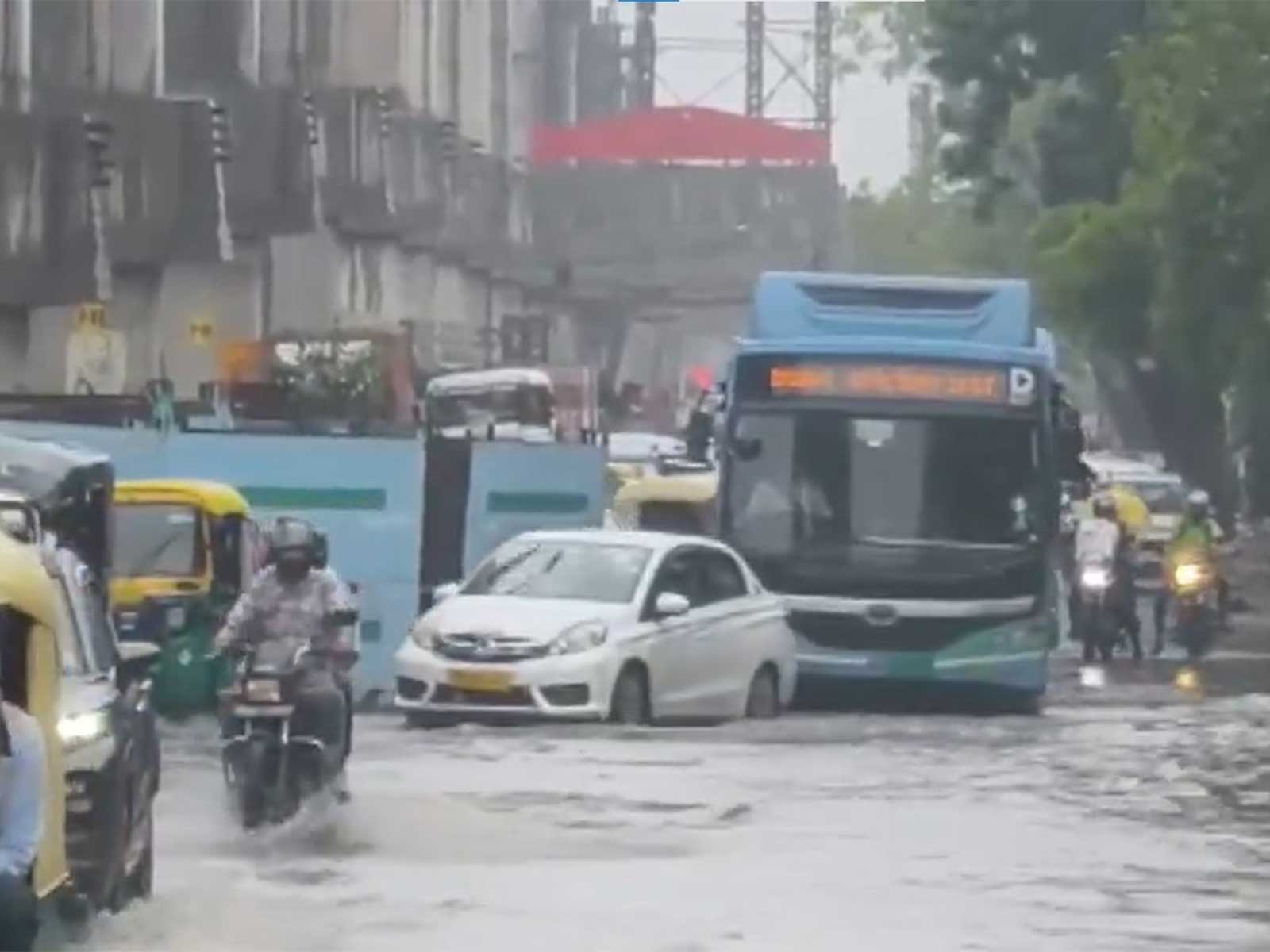 Severe waterlogging on the Mehrauli-Badarpur (MB) Road (Photo/ANI)