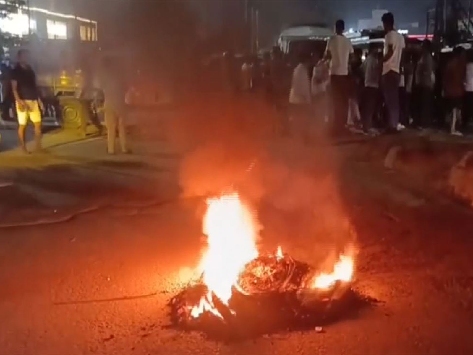 Road blockade, arson in Patna after contract lineman’s death (Photo/ANI)