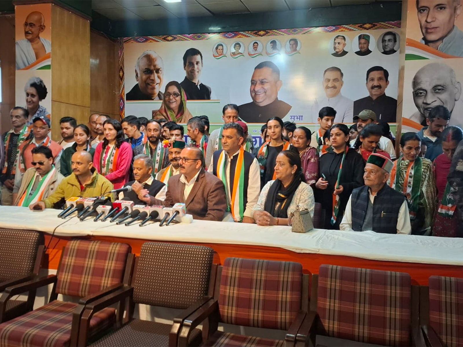 Around 50 people from BJP, AAP, BSP joins Congress (Photo/HP Congress committee)