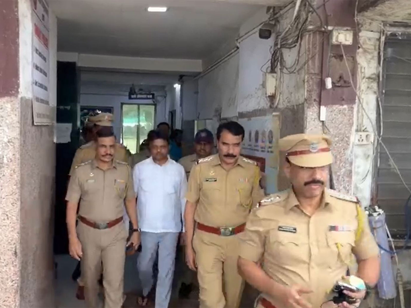Shiv Sena corporator Ramesh Mhatre produced in Kalyan Sessions Court (Photo/ANI)