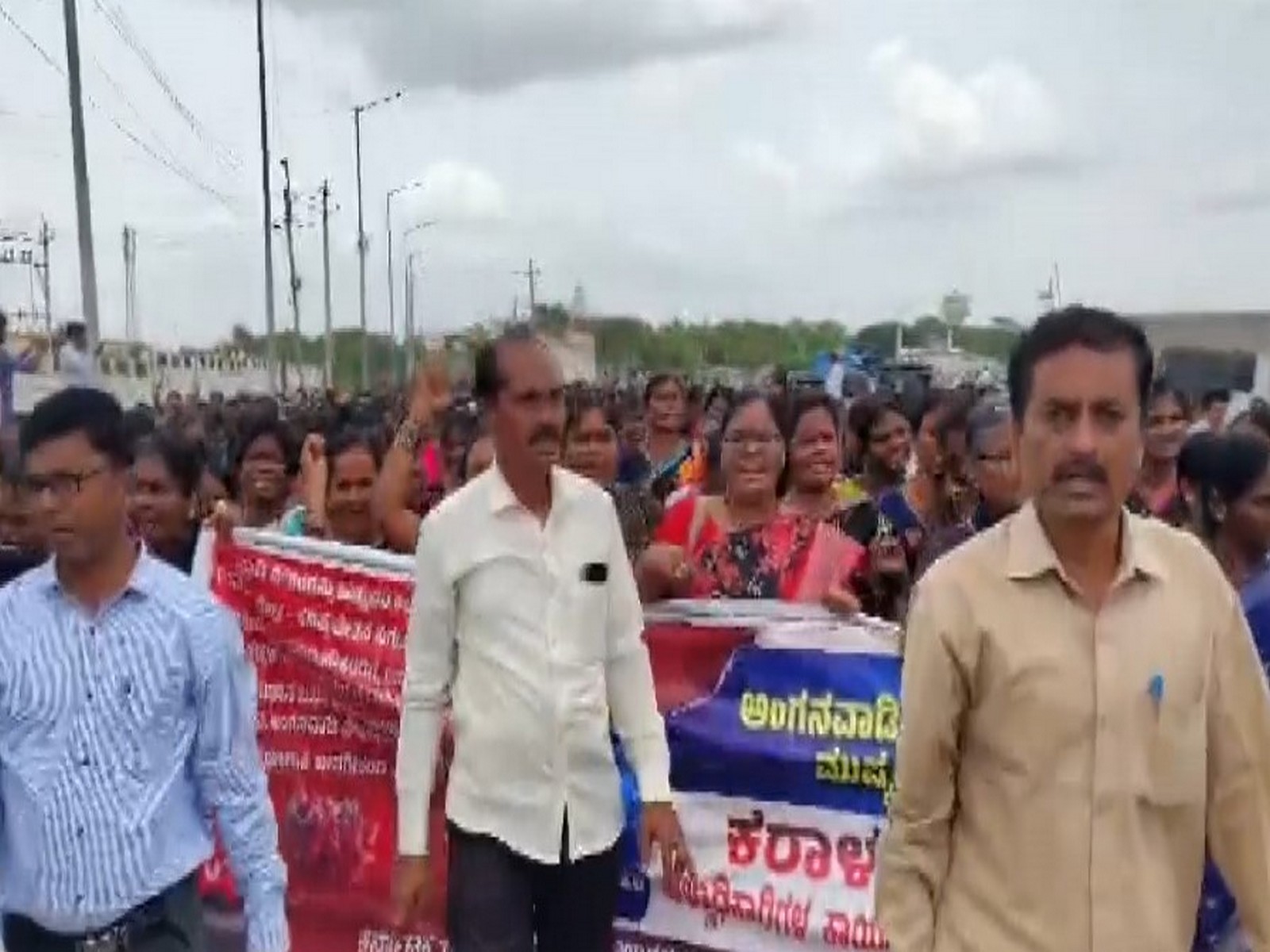 Anganwadi and mid-day meal workers protest at Karnataka's Raichur (File Photo/ANI)