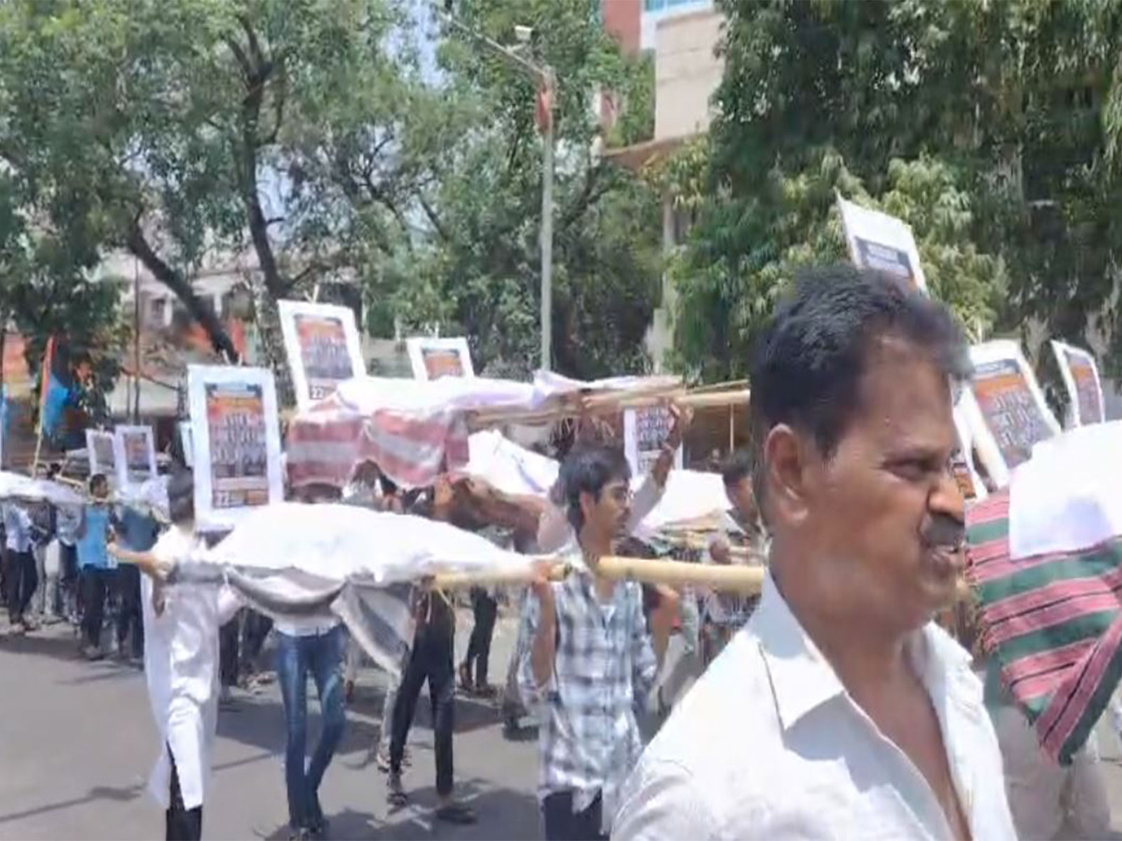 Congress protesting in Guntur (Photo/ANI)