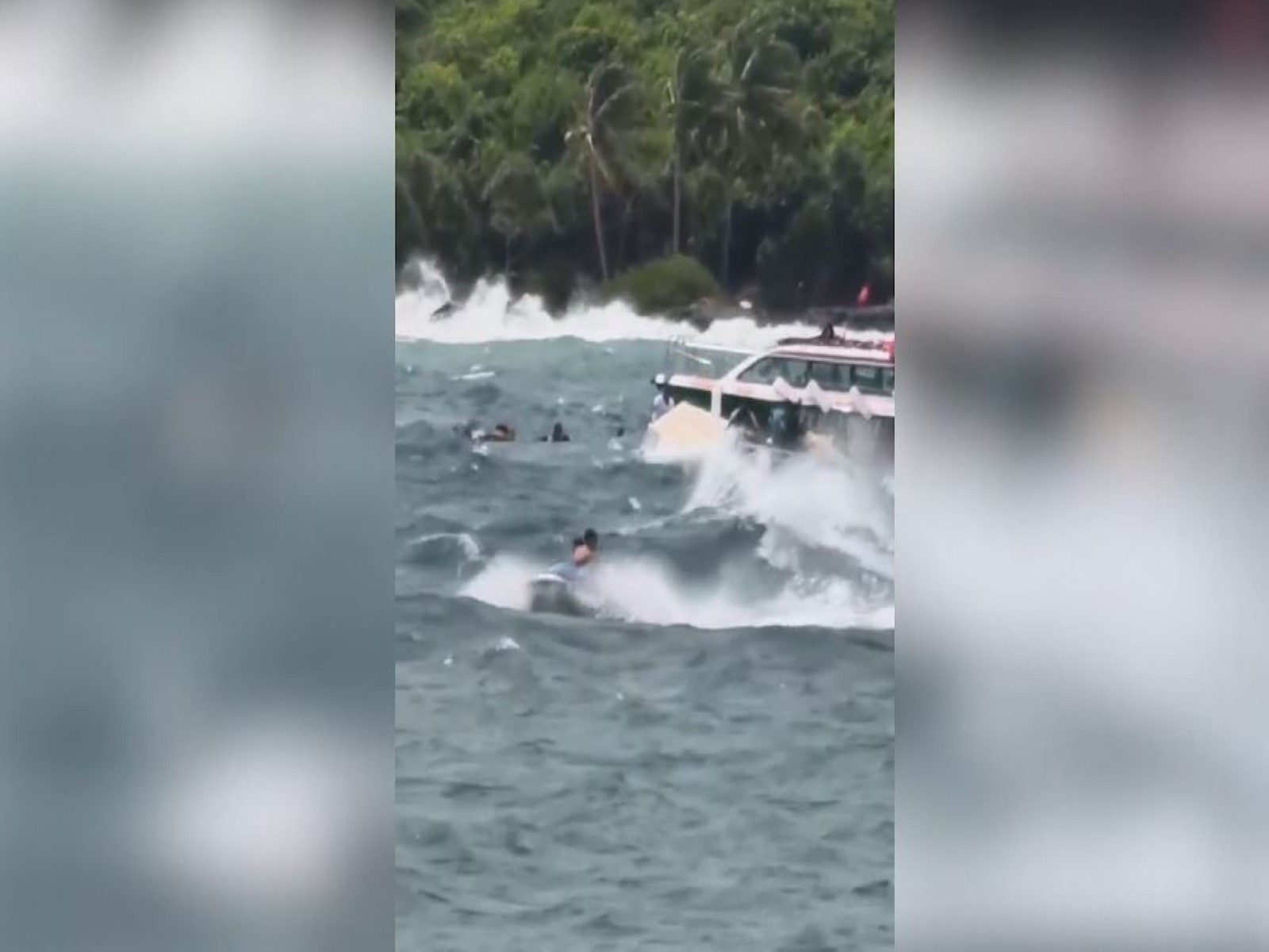 Boat carrying 36 capsizes near Phu Quoc Island (Photo/Voice of Vietnam) Boat carrying 36 capsizes near Phu Quoc Island (Photo/Voice of Vietnam)