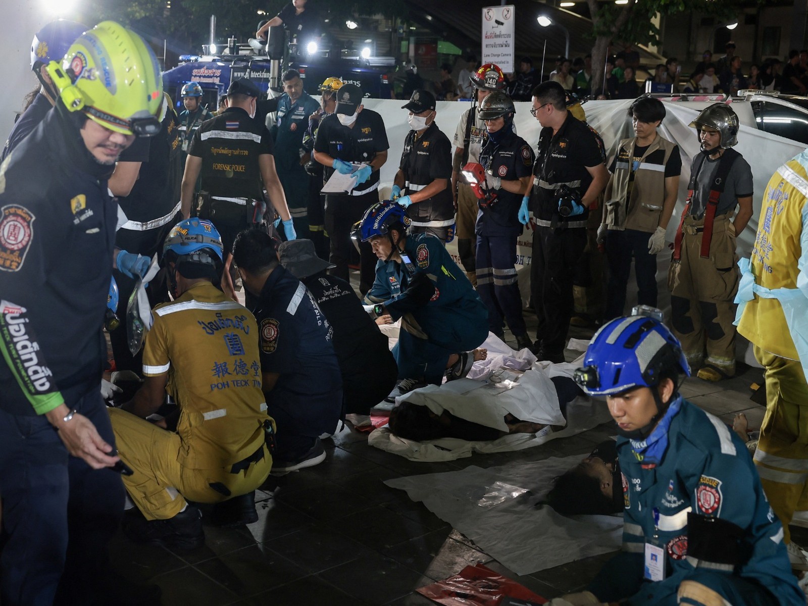 Members of emergency personnel work next to casualties at the site of a deadly fire at a pub in Bangkok (Photo/Reuters)