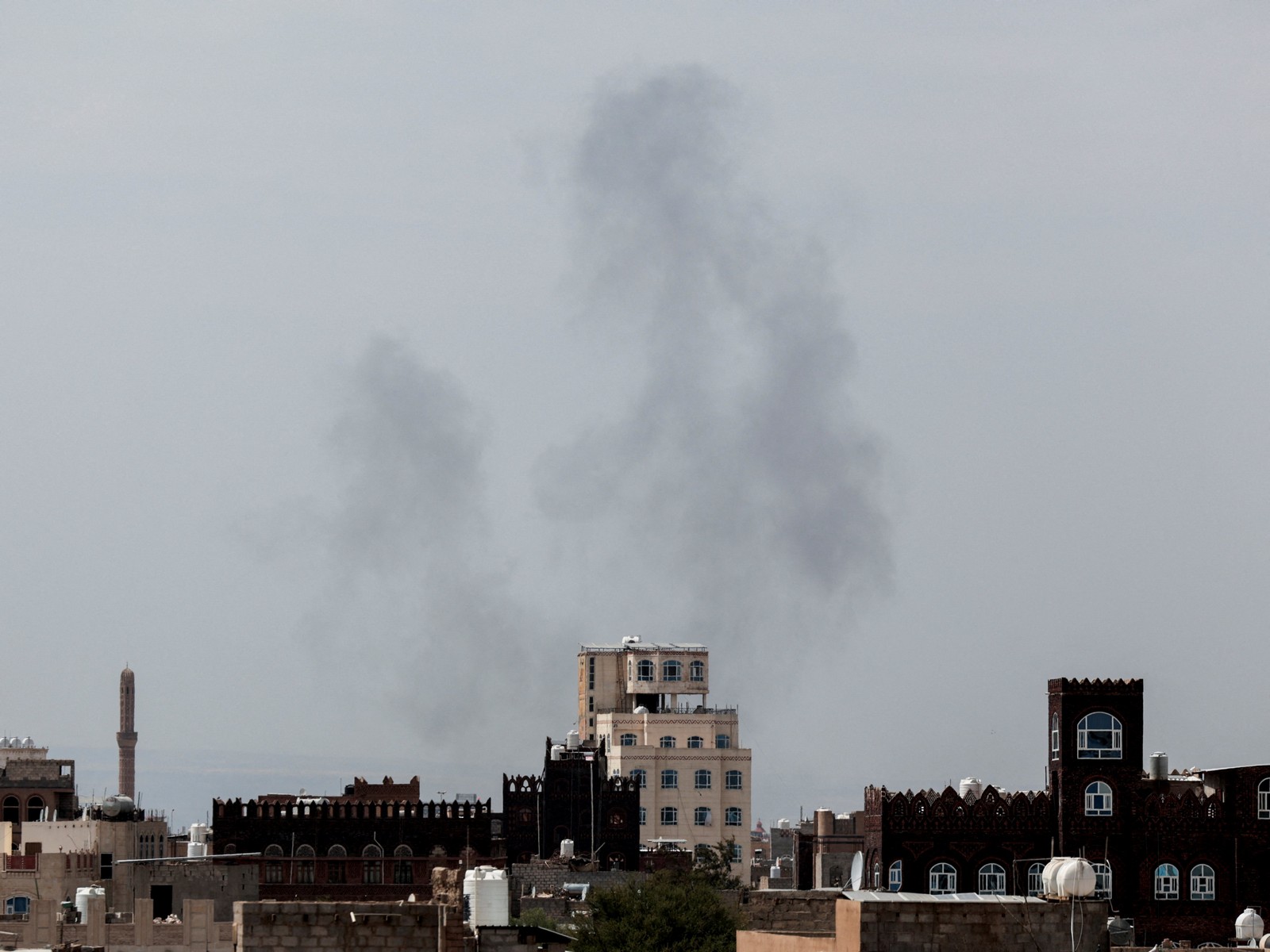 Smoke rises following an airstrike after Yemen's defense ministry said that its armed forces had targeted the runway at Sanaa International Airport (Photo/Reuters) Smoke rises following an airstrike after Yemen's defense ministry said that its armed forces had targeted the runway at Sanaa International Airport (Photo/Reuters)