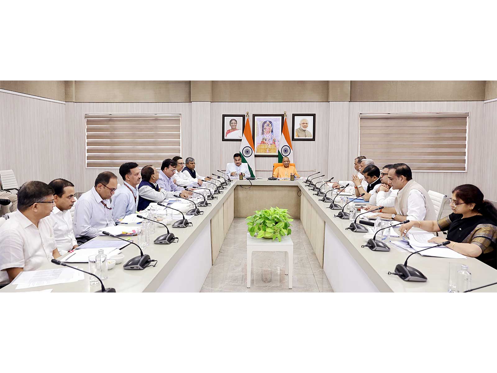 Union Transport Minister Nitin Gadkari and Uttar Pradesh CM Yogi Adityanath during a review meeting (Photo: x/@CMOfficeUP)