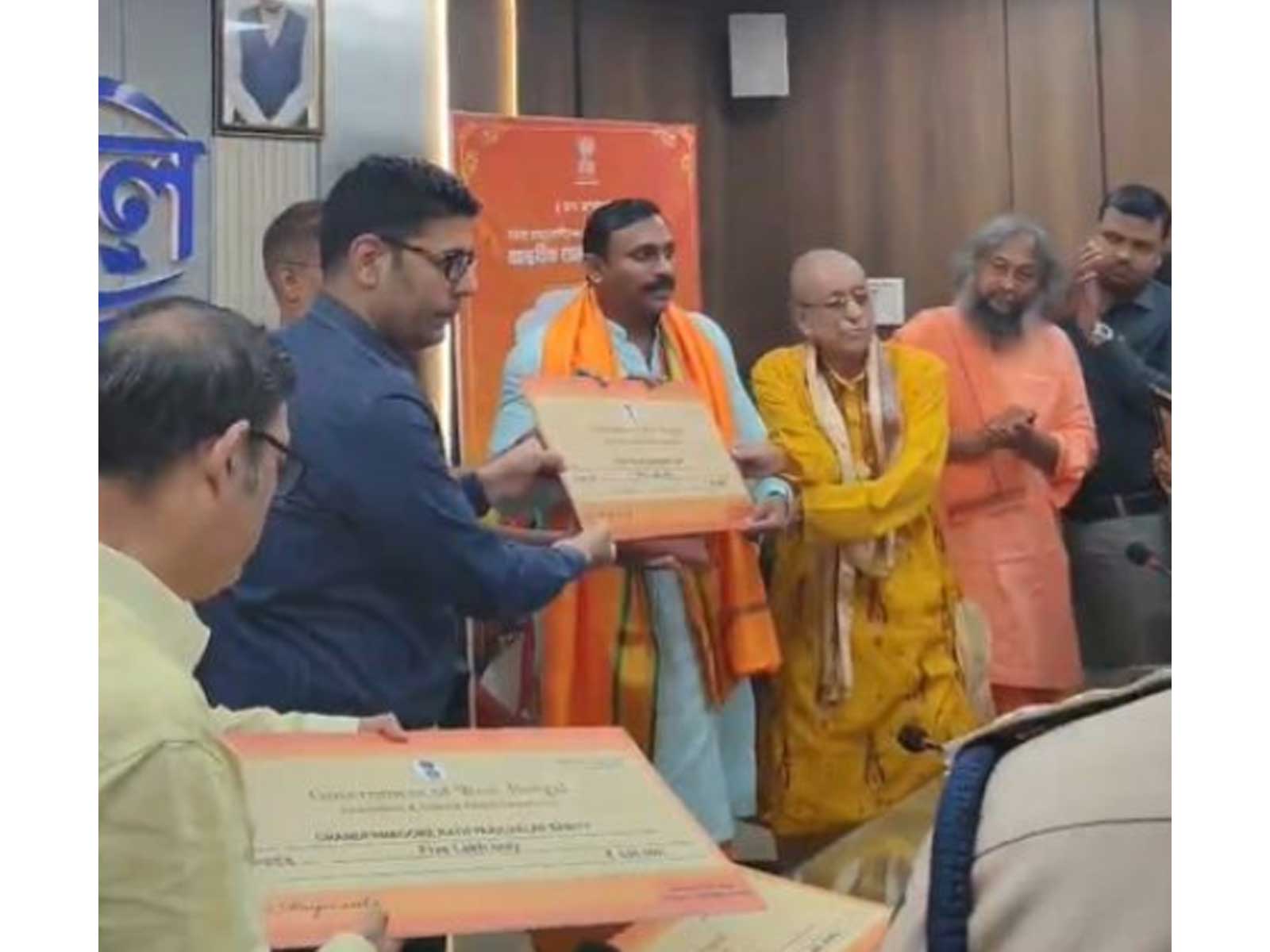 Hooghly administration provides Rs 5 lakh aid to three Rath Yatra committees (Photo: Hooghly District Administration Media Group) Hooghly administration provides Rs 5 lakh aid to three Rath Yatra committees (Photo: Hooghly District Administration Media Group)