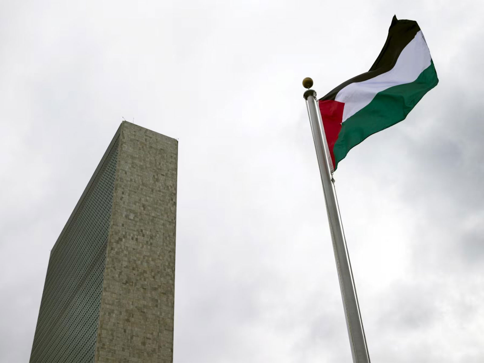 Palestinian flag flies outside the United Nations Headquarters in New York. (Photo/Reuters) Palestinian flag flies outside the United Nations Headquarters in New York. (Photo/Reuters)