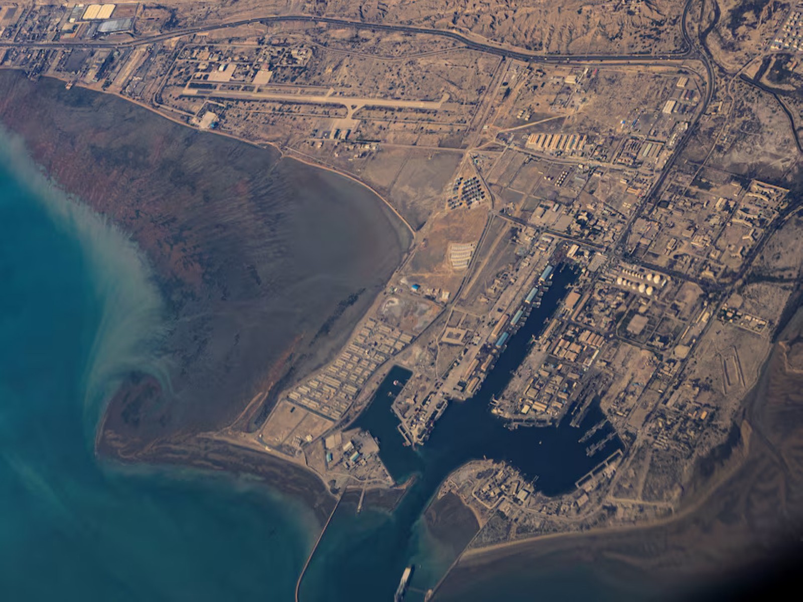 Aerial view of Iran's coastline and Bandar Abbas Port along the Strait of Hormuz. (Photo/Reuters) Aerial view of Iran's coastline and Bandar Abbas Port along the Strait of Hormuz. (Photo/Reuters)