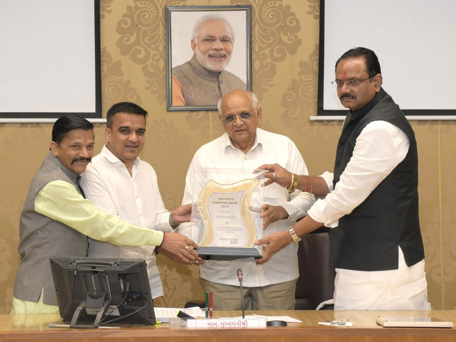 Gujarat Agriculture Minister Jitu Vaghani presents prestigious Agriculture Leadership Award 2026 at State Cabinet meeting (Photo/GujaratCMO)