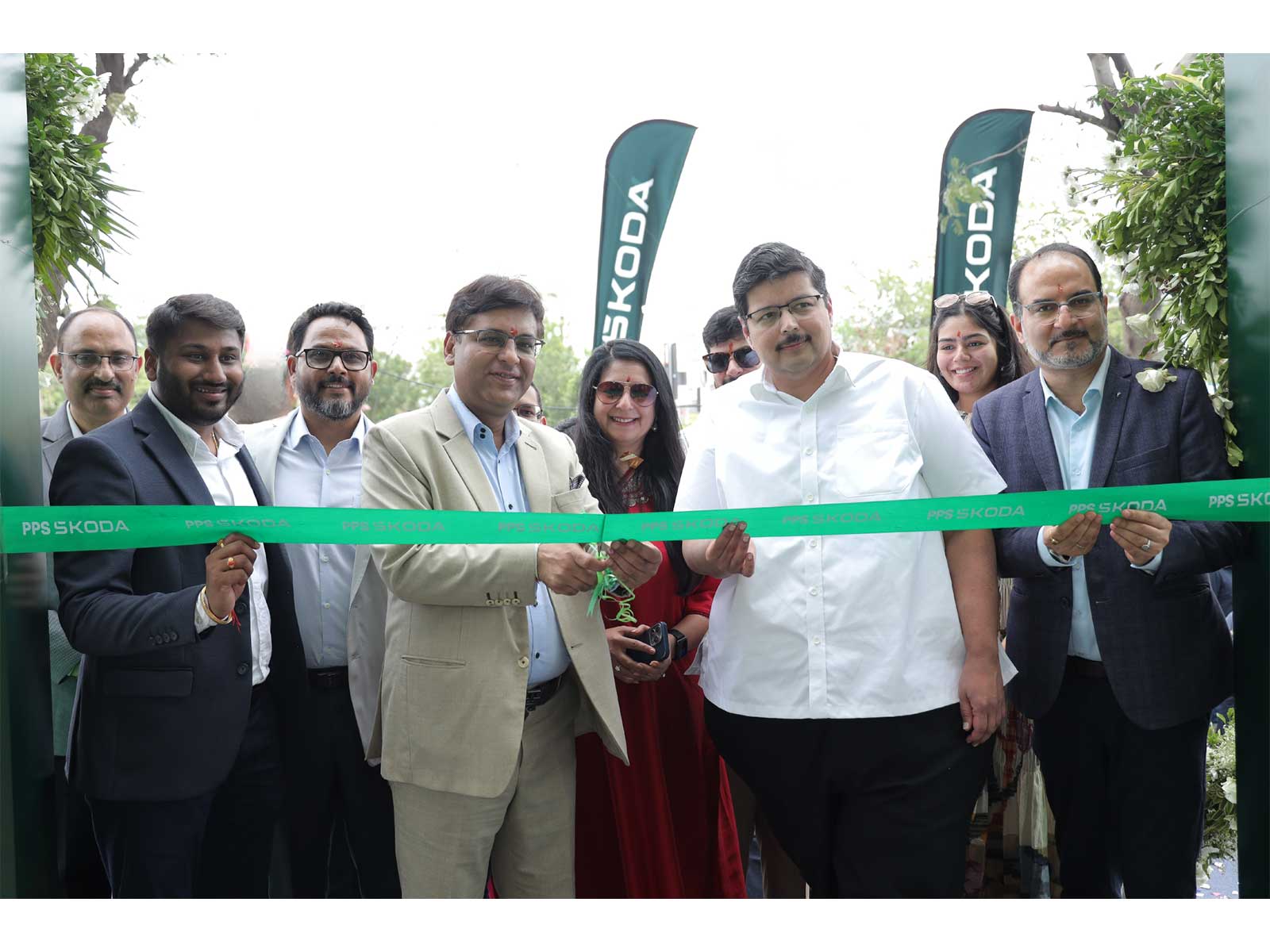 Left: Mr. Ashish Gupta, ล koda Auto India; Right: Mr. Rajiv Sanghvi, PPS Motors, at the inauguration of PPS Motors' first Ahmedabad dealership in Ahmedabad. Left: Mr. Ashish Gupta, ล koda Auto India; Right: Mr. Rajiv Sanghvi, PPS Motors, at the inauguration of PPS Motors' first Ahmedabad dealership in Ahmedabad.