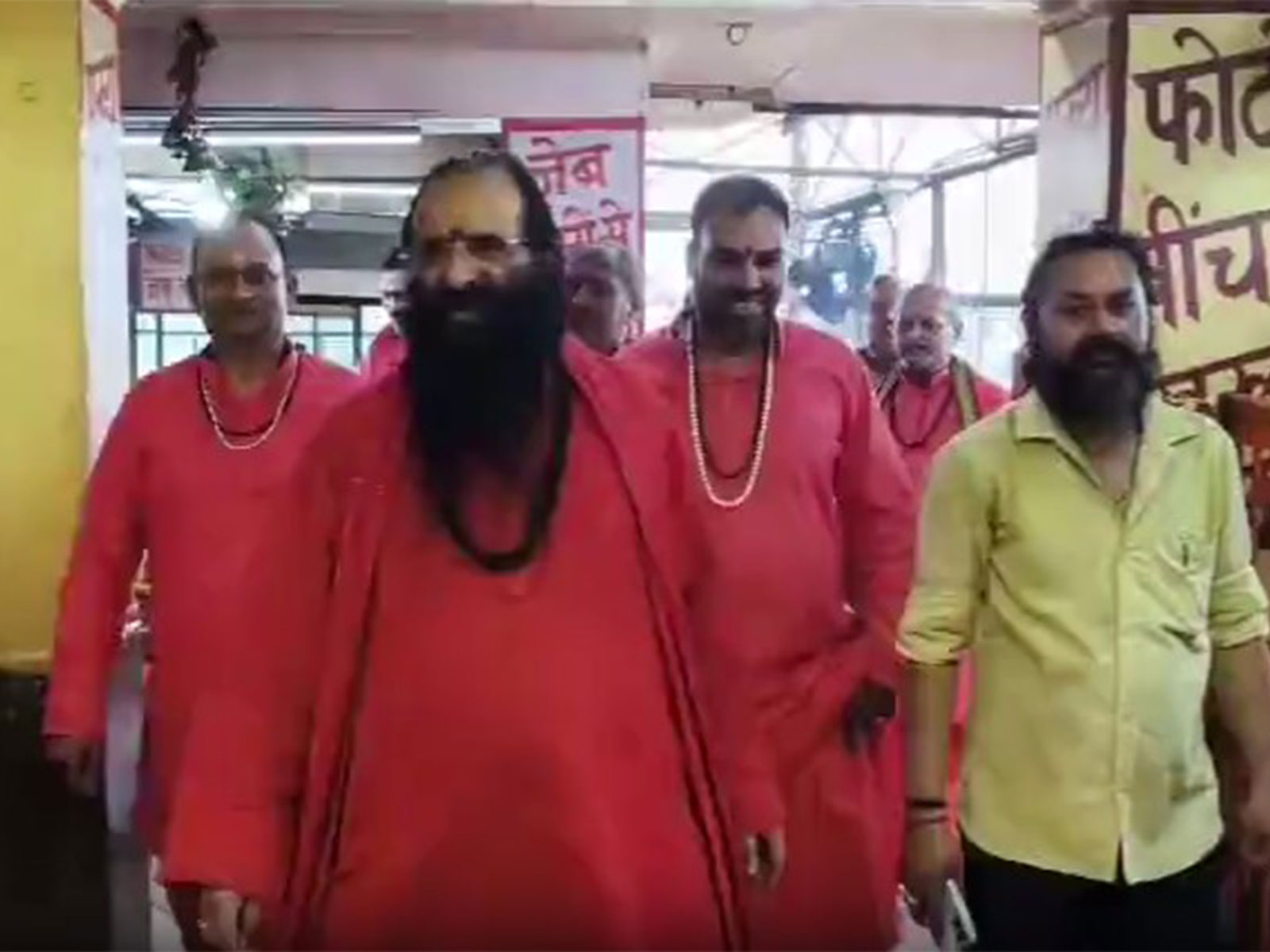 Mansa Devi temple priests wear attire without pockets in Haridwar (Photo/ANI) Mansa Devi temple priests wear attire without pockets in Haridwar (Photo/ANI)