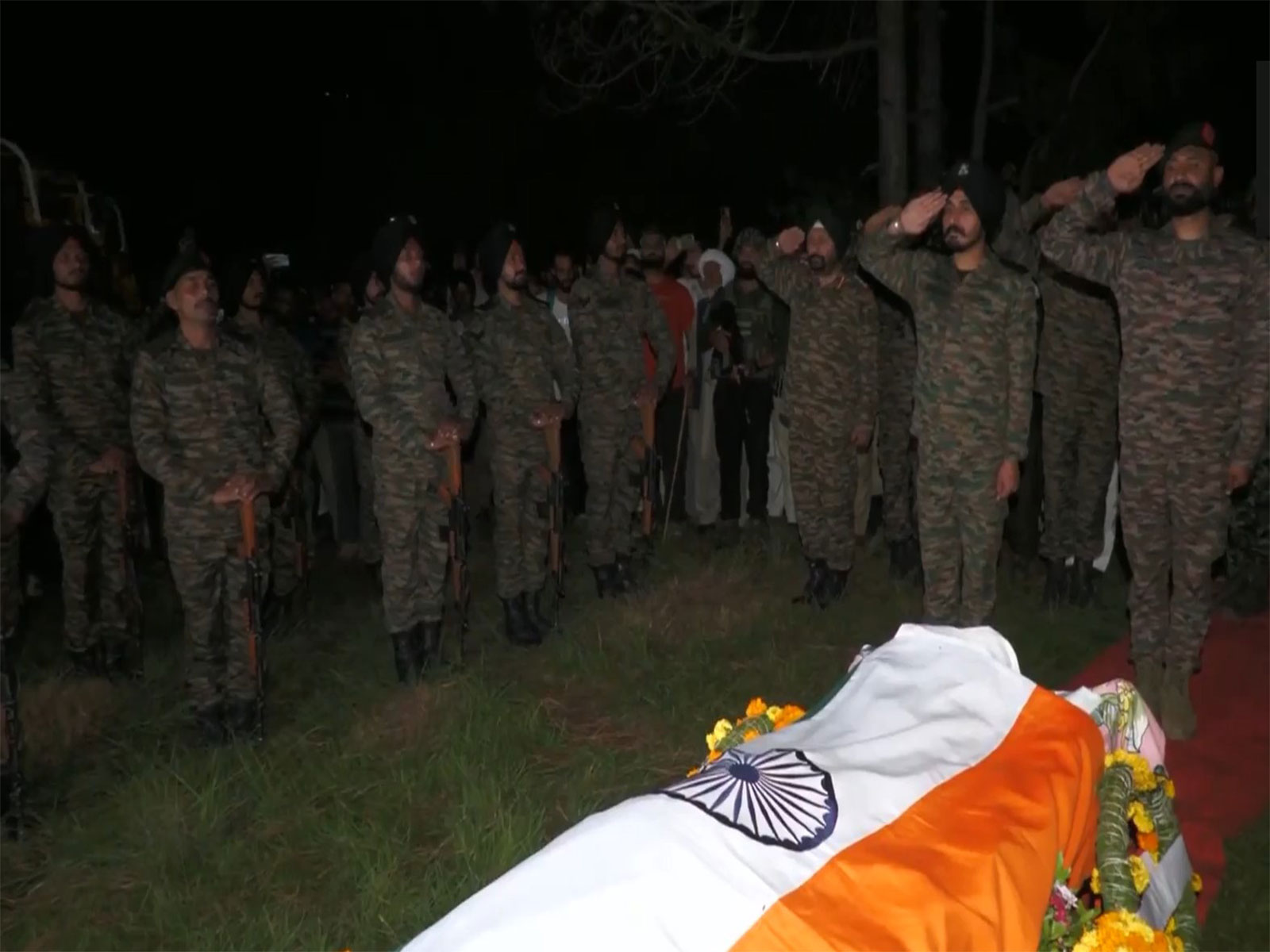 Army pays tribute to the fallen soldier (Photo/ANI) Army pays tribute to the fallen soldier (Photo/ANI)