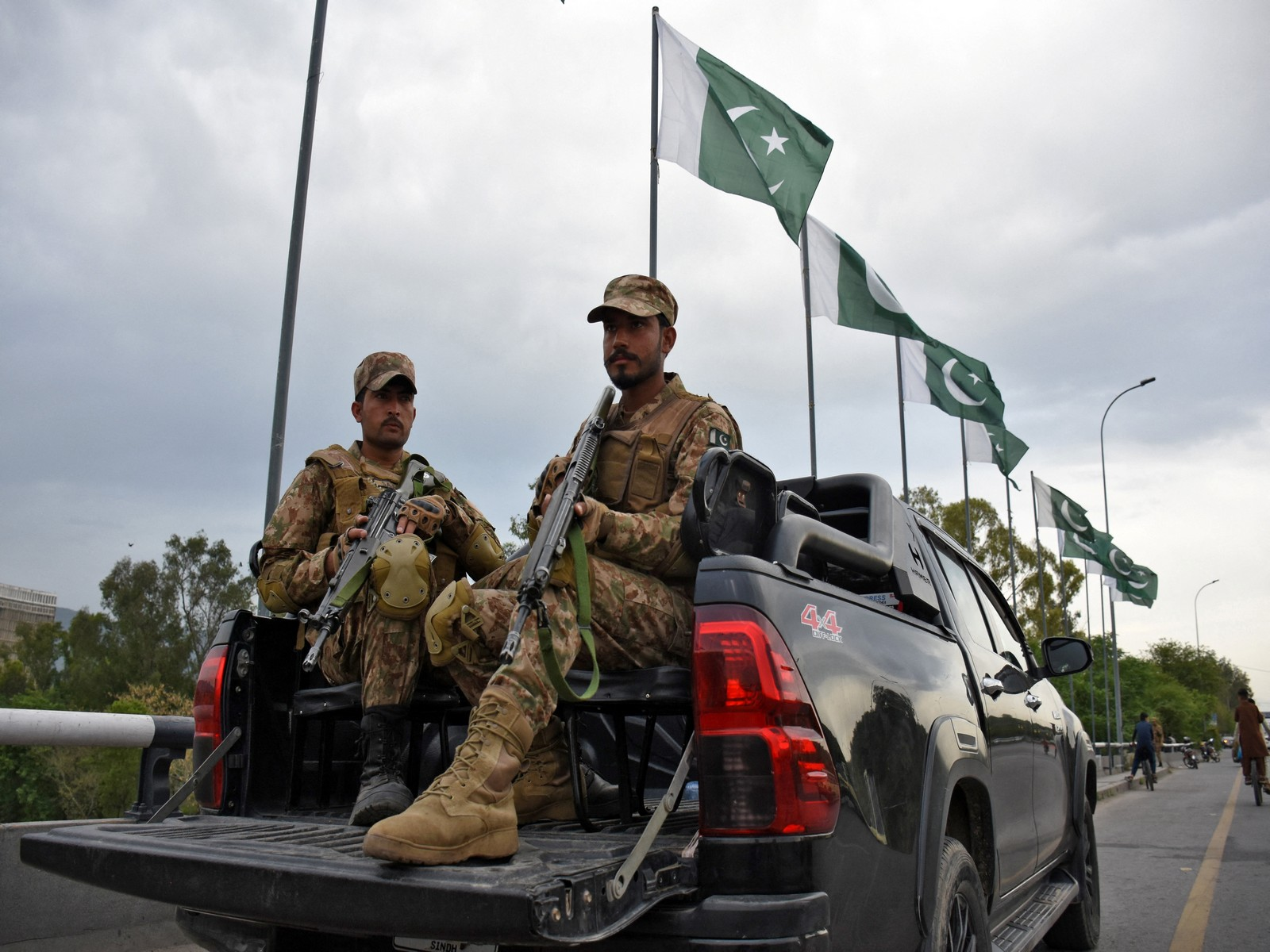 Army soldiers patrol a road in Pakistan (Photo/Reuters)