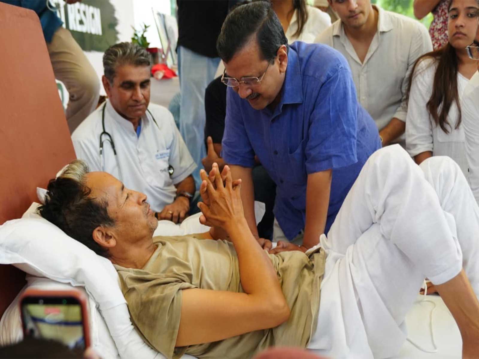 AAP convenor Arvind Kejriwal with activist Sonam Wangchuk (Photo/@AamAadmiParty) AAP convenor Arvind Kejriwal with activist Sonam Wangchuk (Photo/@AamAadmiParty)