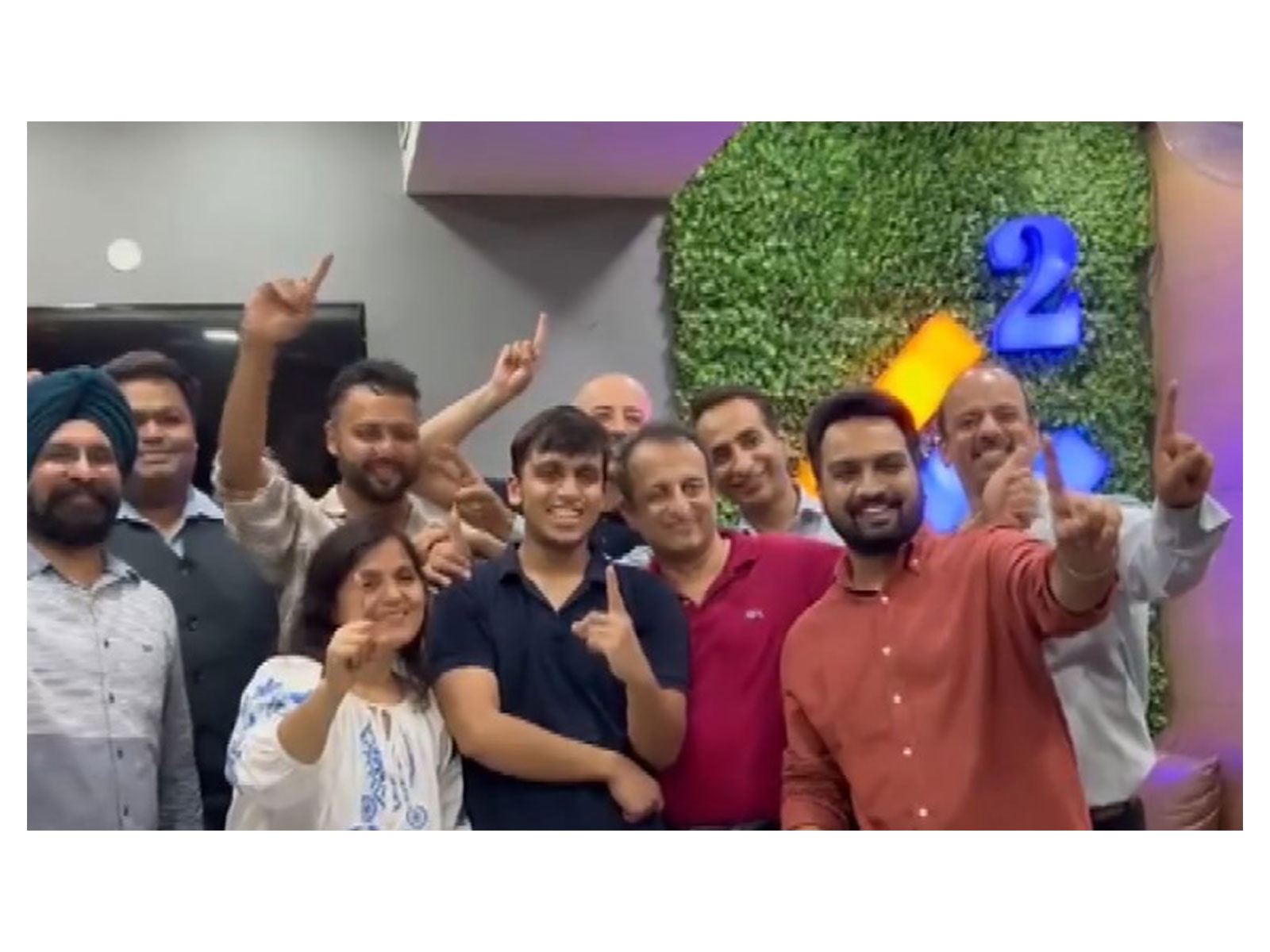 Aryan Gupta (AIR 1) celebrating with family (Photo/ANI) Aryan Gupta (AIR 1) celebrating with family (Photo/ANI)