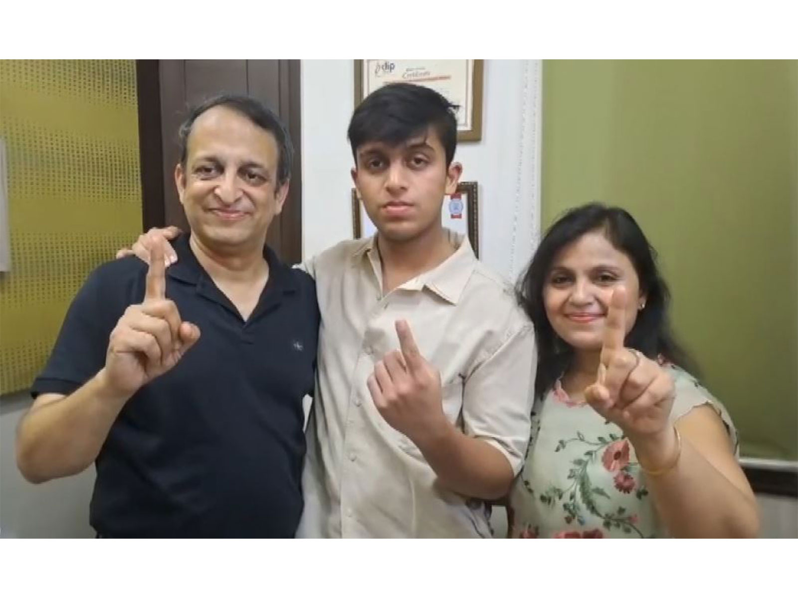Ludhiana: NEET UG 2026 AIR 1 Aryan Gupta poses with his parents, Dr Sachin Gupta and Dr Reenu Gupta, showing the number one gesture after securing the top rank (Photo/ANI)