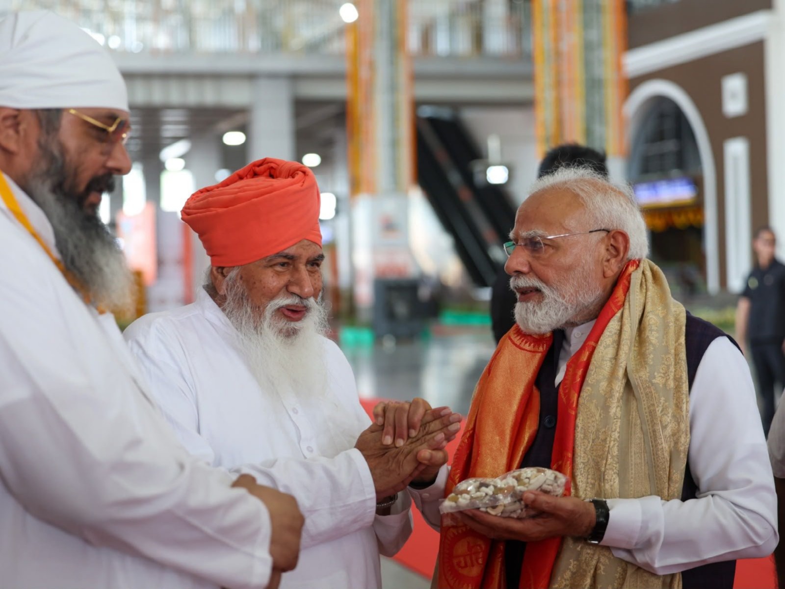 Prime Minister Narendra Modi with Sant Niranjan Dass (Photo/X@narendramodi)
