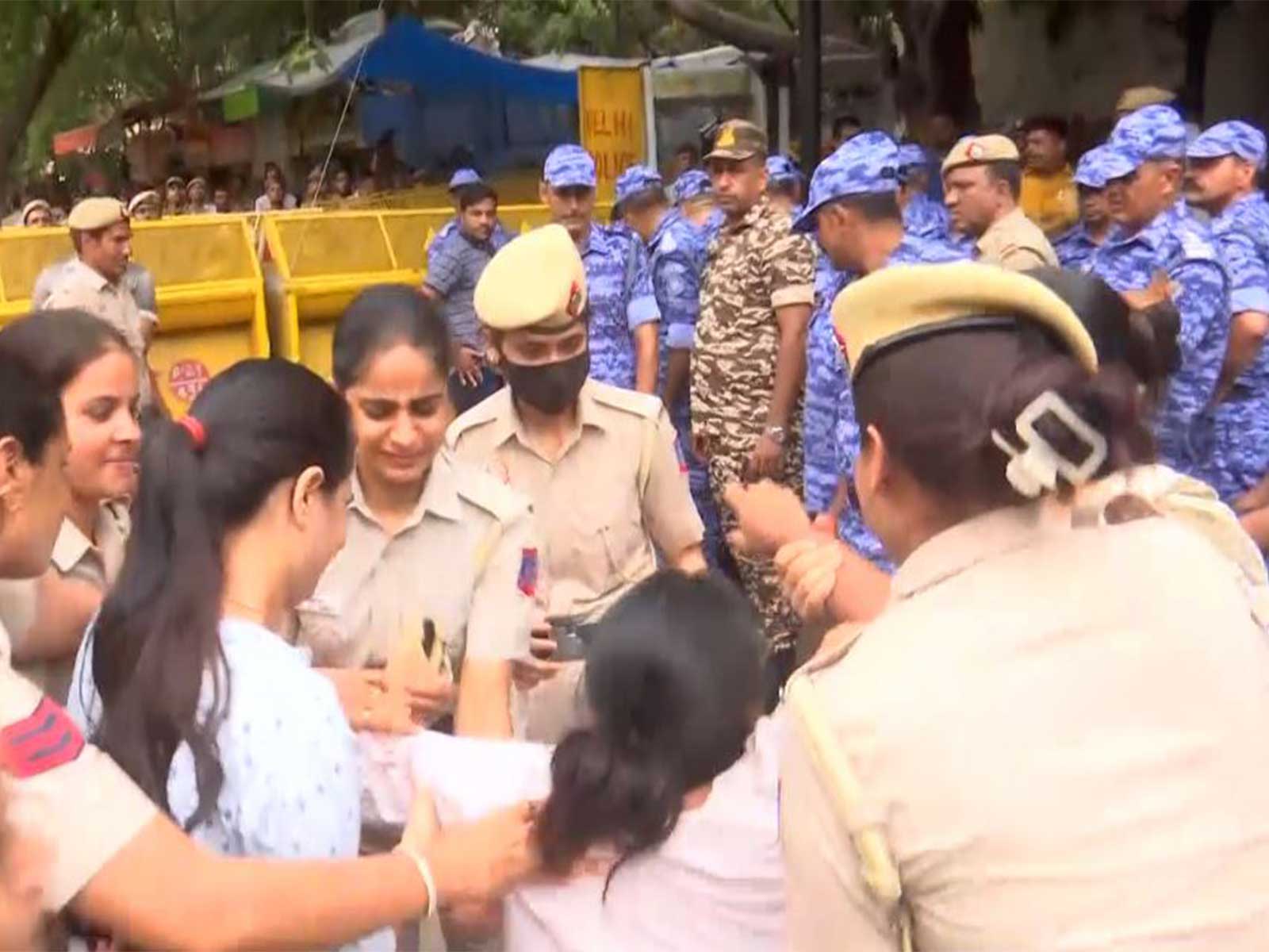 Delhi Police remove protesters from Jantar Mantar after Sonam Wangchuk was taken to a hospital (Photo/ANI) Delhi Police remove protesters from Jantar Mantar after Sonam Wangchuk was taken to a hospital (Photo/ANI)