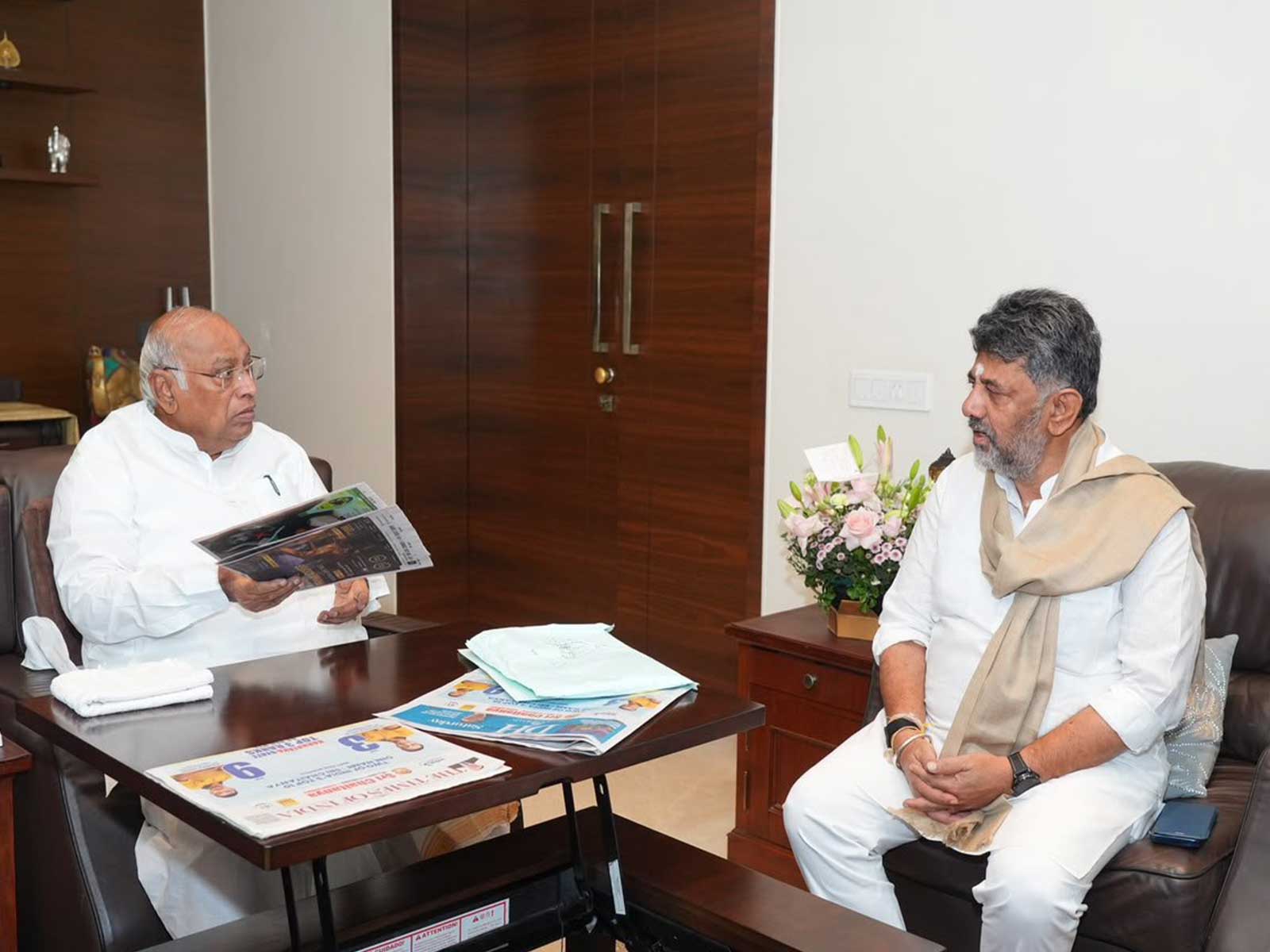Karnataka Chief Minister DK Shivakumar met All India Congress Committee (AICC) President and Leader of Opposition in Rajya Sabha, Mallikarjun Kharge (Photo/ Office of DK Shivakumar) Karnataka Chief Minister DK Shivakumar met All India Congress Committee (AICC) President and Leader of Opposition in Rajya Sabha, Mallikarjun Kharge (Photo/ Office of DK Shivakumar)