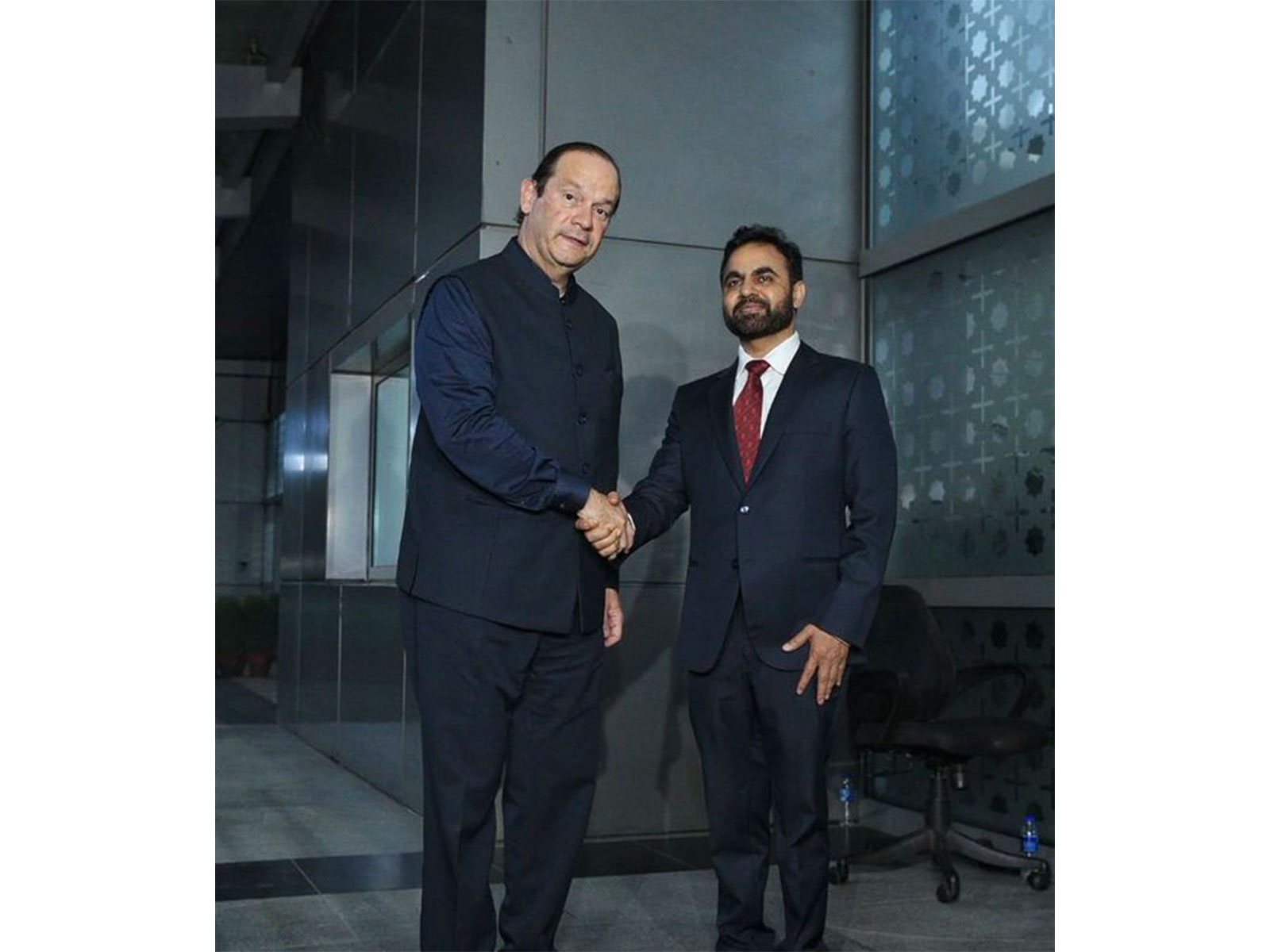 Panamaโs Minister for Foreign Affairs Javier Eduardo Martinez-Acha Vasquez is welcomed upon his arrival in New Delhi. (Photo: X/@MEAIndia) Panamaโs Minister for Foreign Affairs Javier Eduardo Martinez-Acha Vasquez is welcomed upon his arrival in New Delhi. (Photo: X/@MEAIndia)