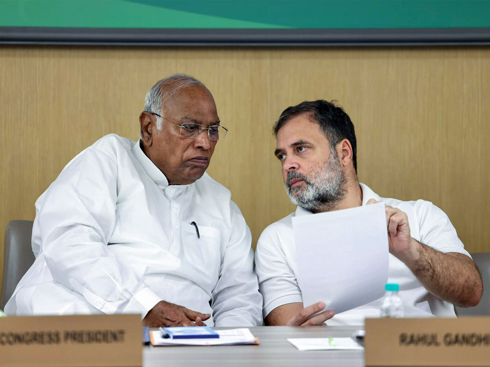 Congress President and Rajya Sabha LoP Mallikarjun Kharge and Lok Sabha LoP Rahul Gandhi (File photo/ANI) Congress President and Rajya Sabha LoP Mallikarjun Kharge and Lok Sabha LoP Rahul Gandhi (File photo/ANI)